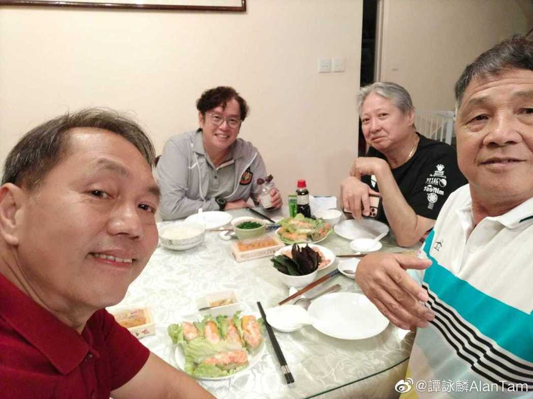 瘦下來的洪金寶氣色不錯，顯然行動自如許多。（翻攝自譚詠麟微博）