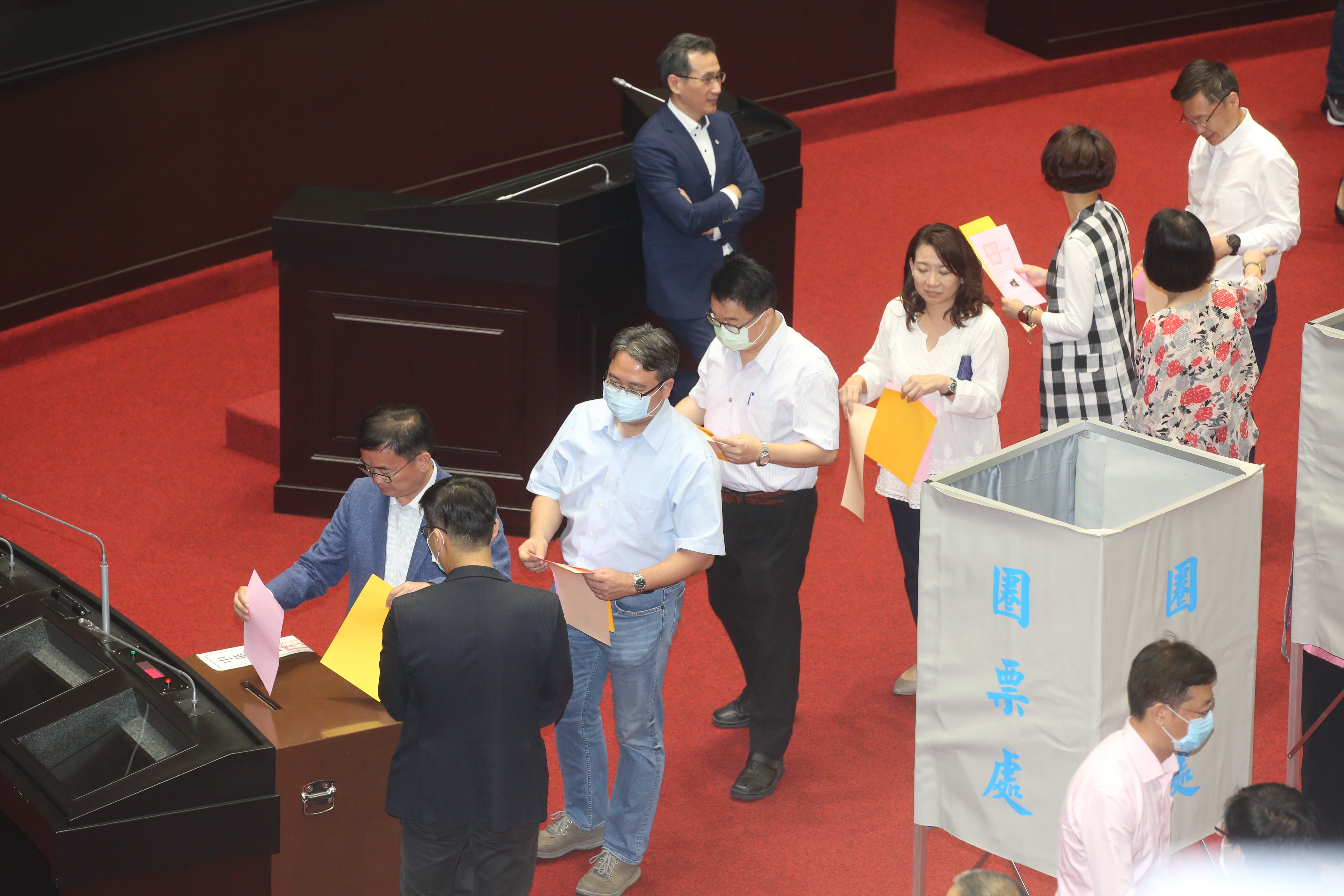 民進黨立委今早在議場排隊投票。