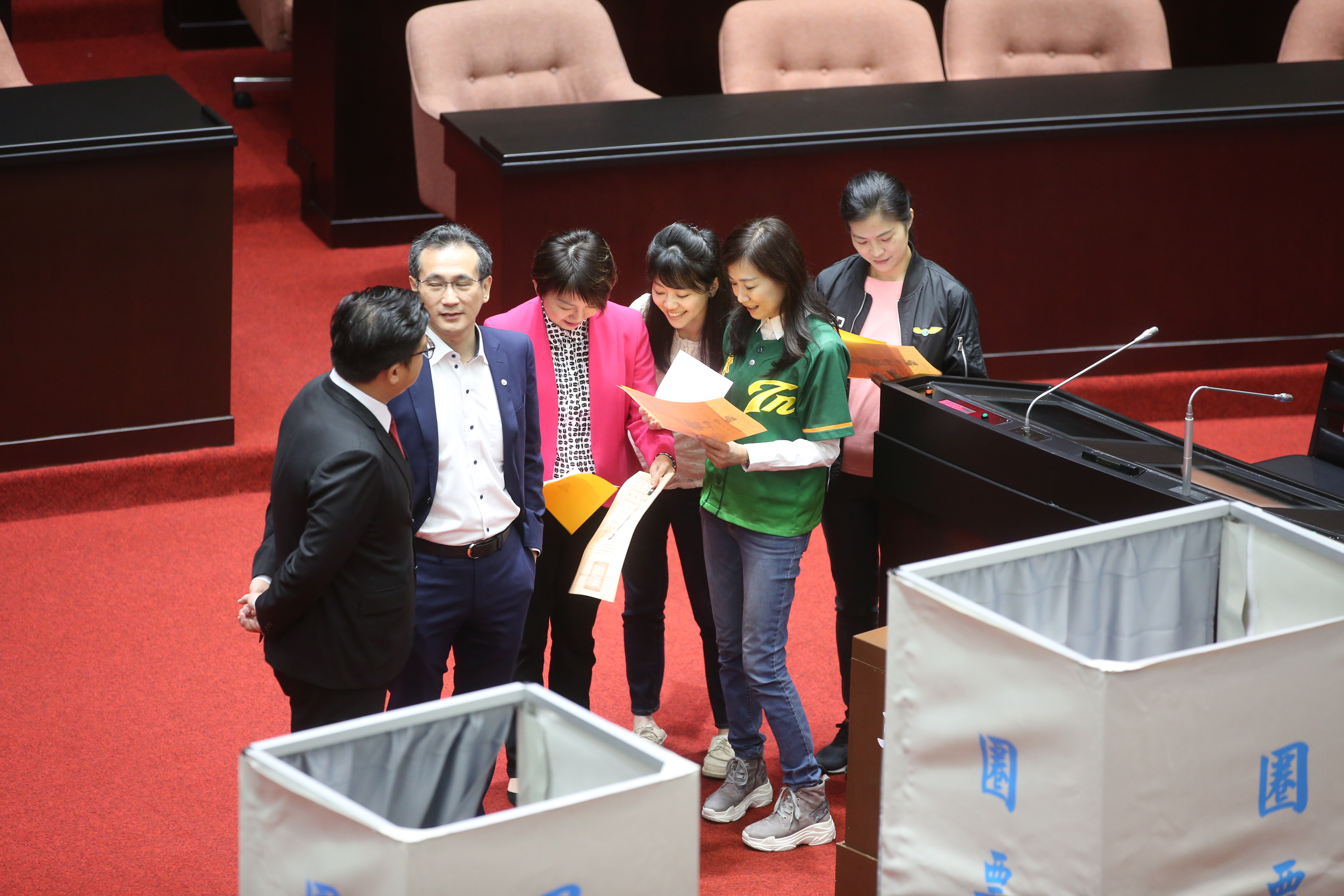 民進黨新科女立委范雲、高嘉瑜、林宜瑾投票前研究著手中選票。