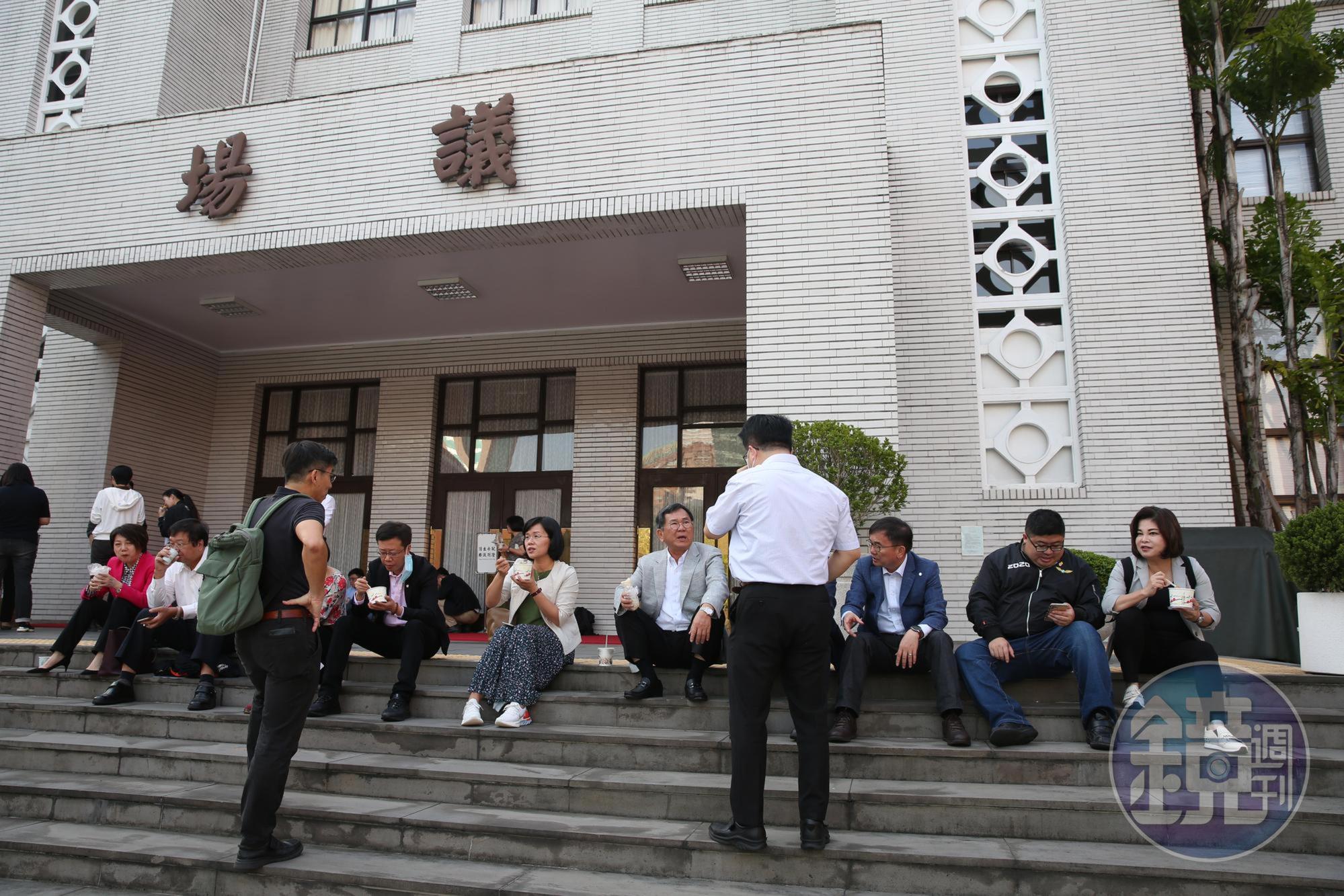 民進黨團今早6點30分就到議場前集結，要在議場開門後佔據主席台，確保人事權投票不受干擾。