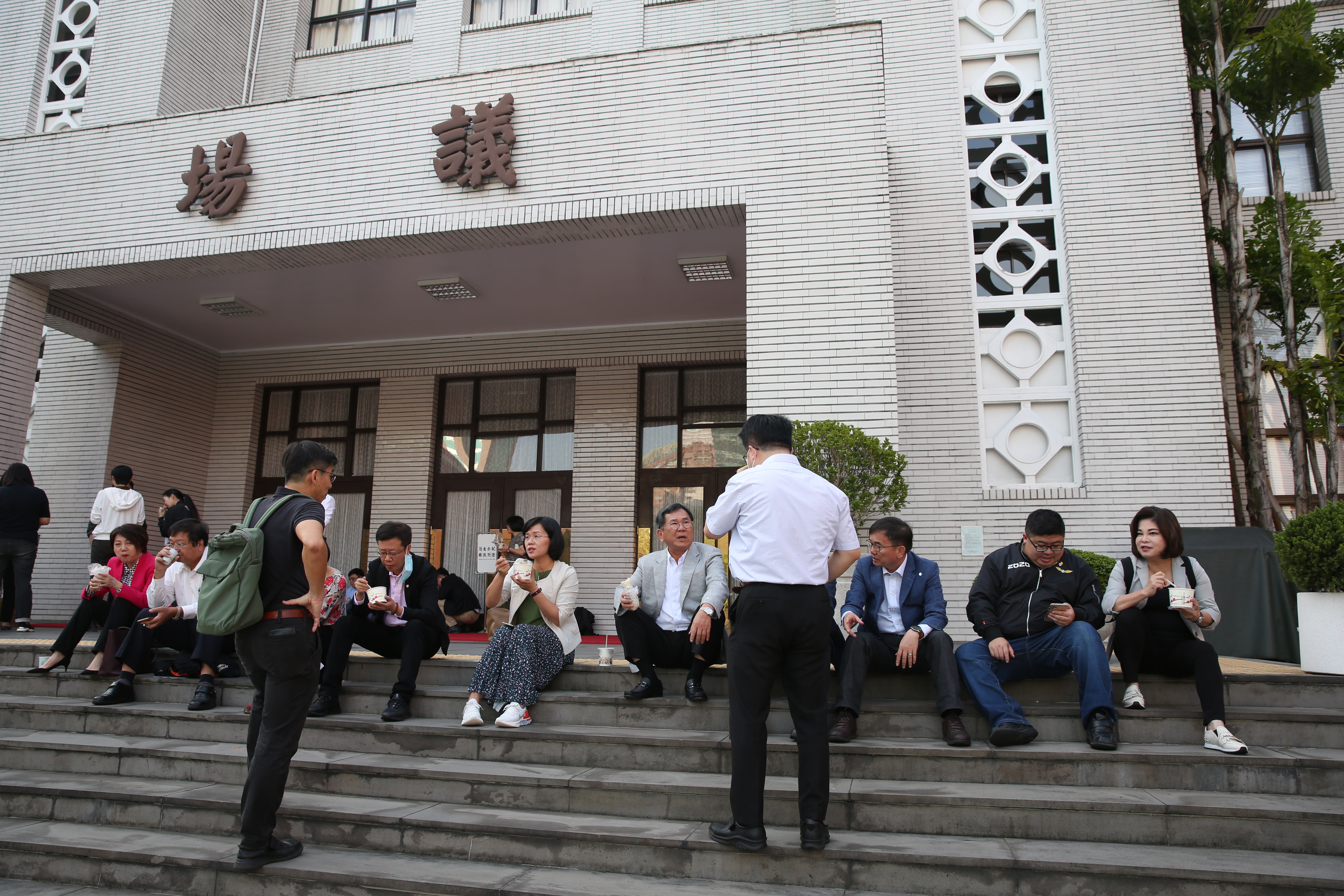 民進黨團今早6點30分就到議場前集結，要在議場開門後佔據主席台，確保人事權投票不受干擾。
