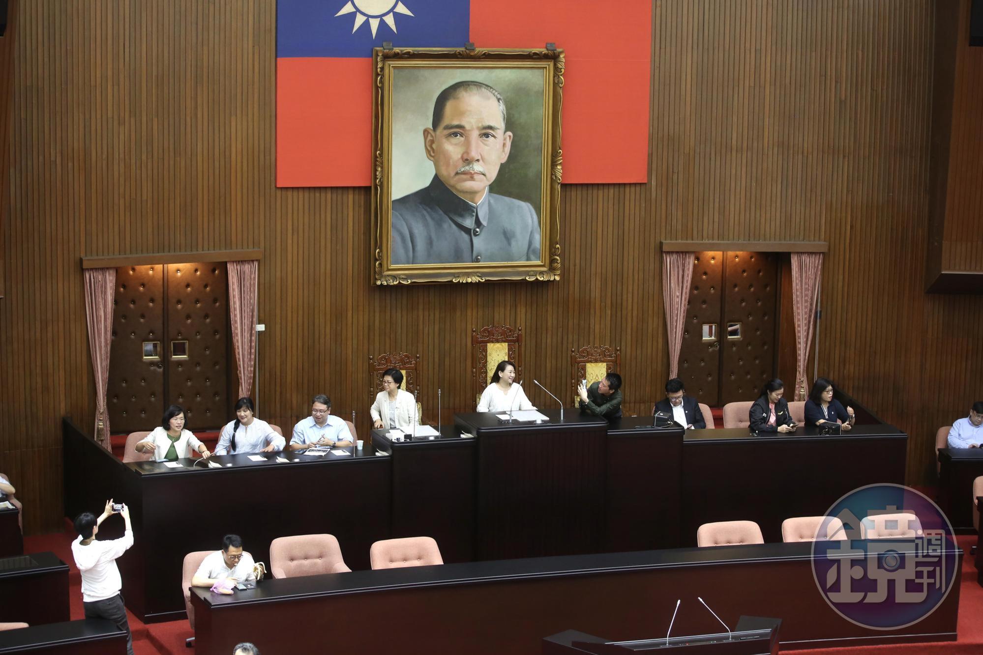 民進黨團今早6點30分就到議場前集結，在議場開門後就佔據主席台。