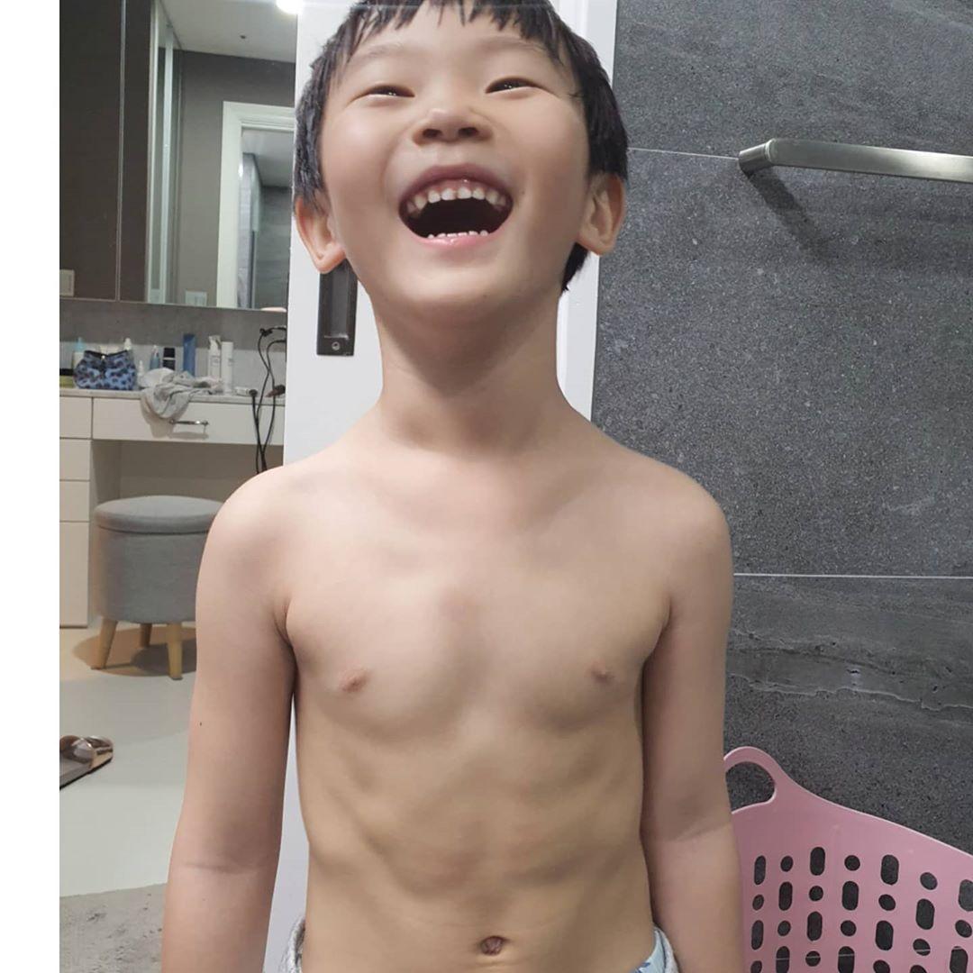 大發真實的腹肌狀況,照片中隱約可看出腹肌的輪廓。(翻攝自大發媽媽IG)