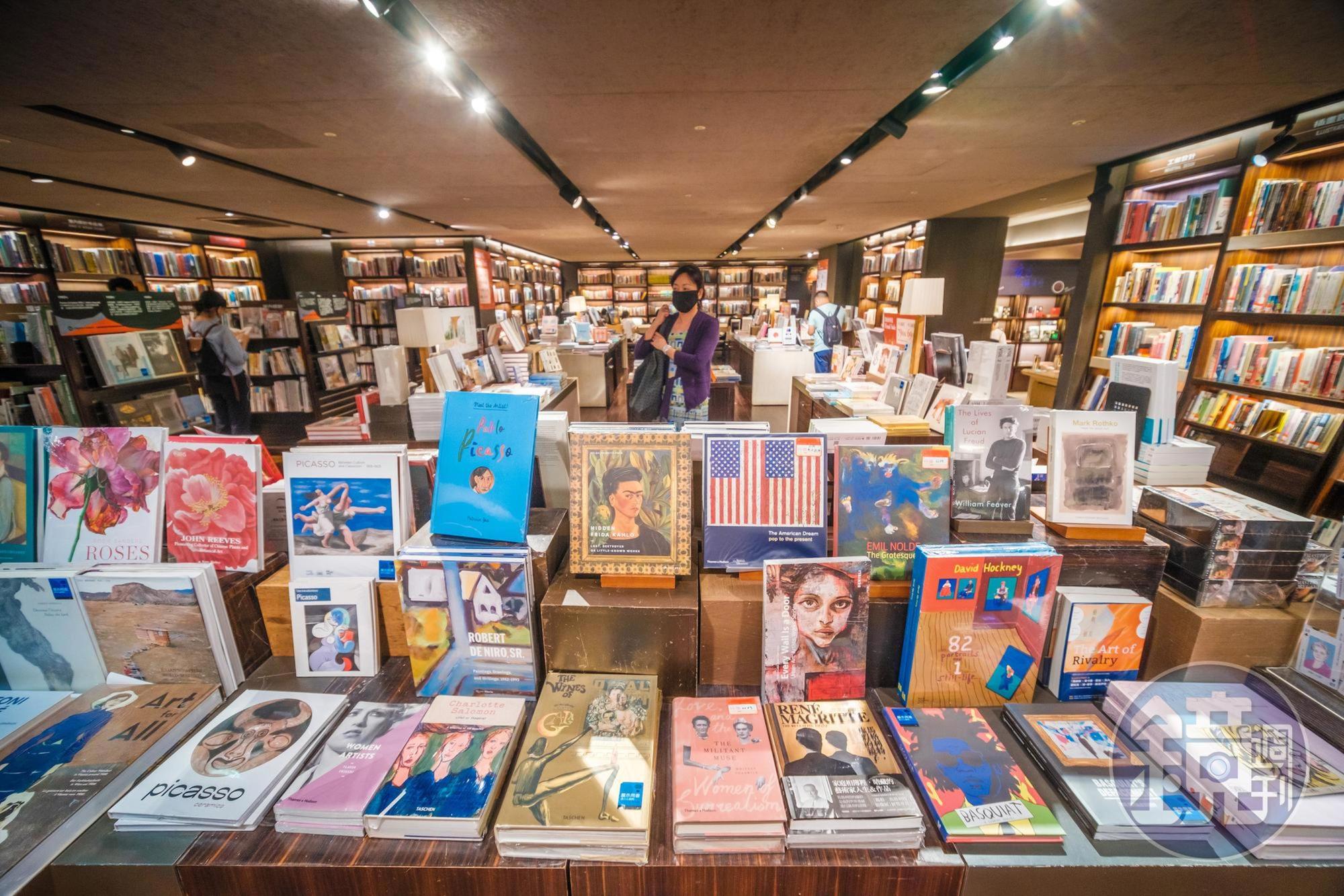 早期做設計時需要尋找外文書籍，誠品外文書籍非常適合挖寶找到自己適合的工作書。
