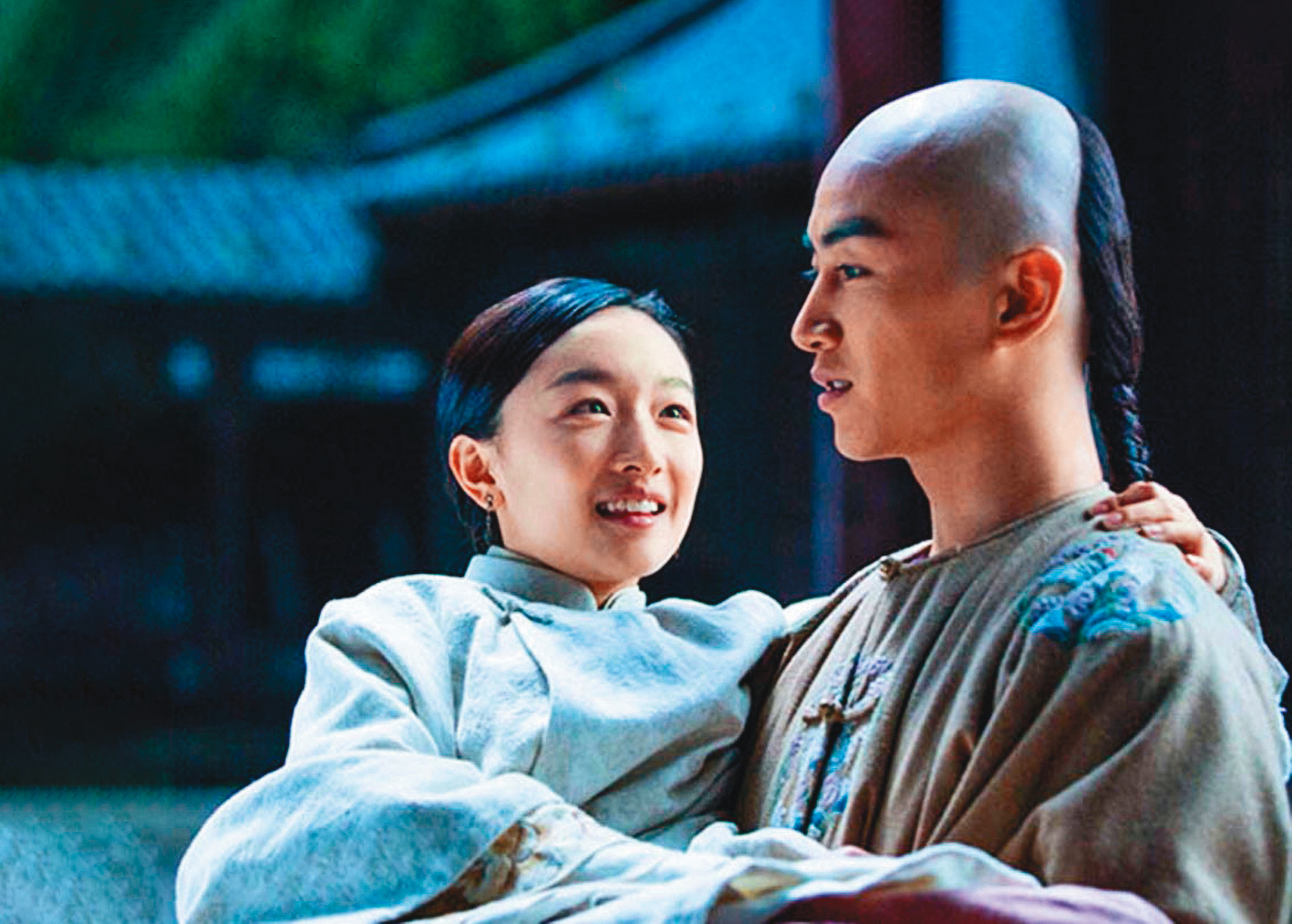 周冬雨（左）多半時裝演出，但之前與陳曉（右）合演的電影《宮鎖沉香》也有過清裝戲，粉絲仍擔心她的古裝造型會很奇怪。