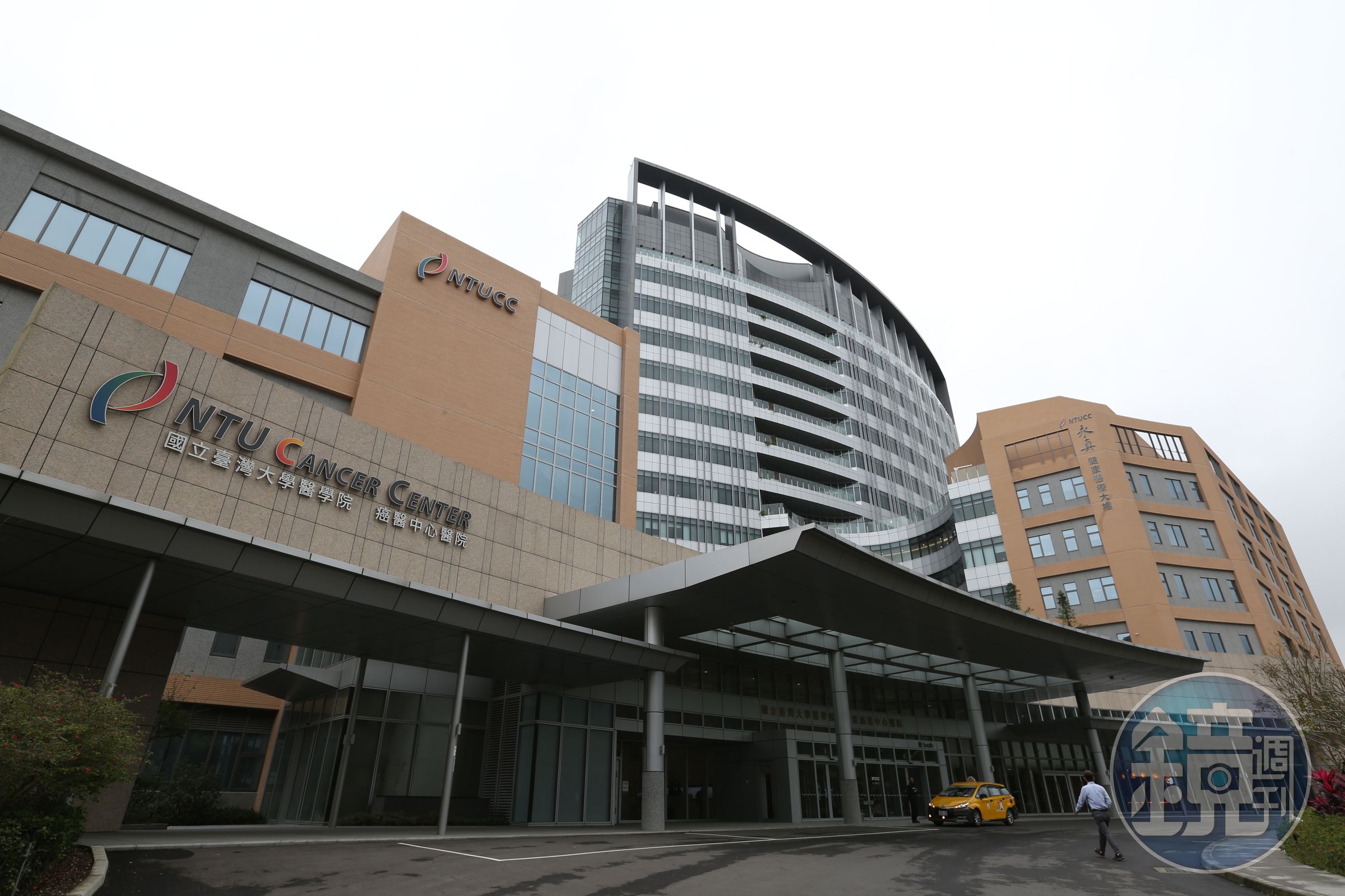 原先隸屬台大醫學院位階的台大癌醫，將改變成隸屬台大醫院，透過最賺錢的台大醫院挹注資源給台大癌醫。