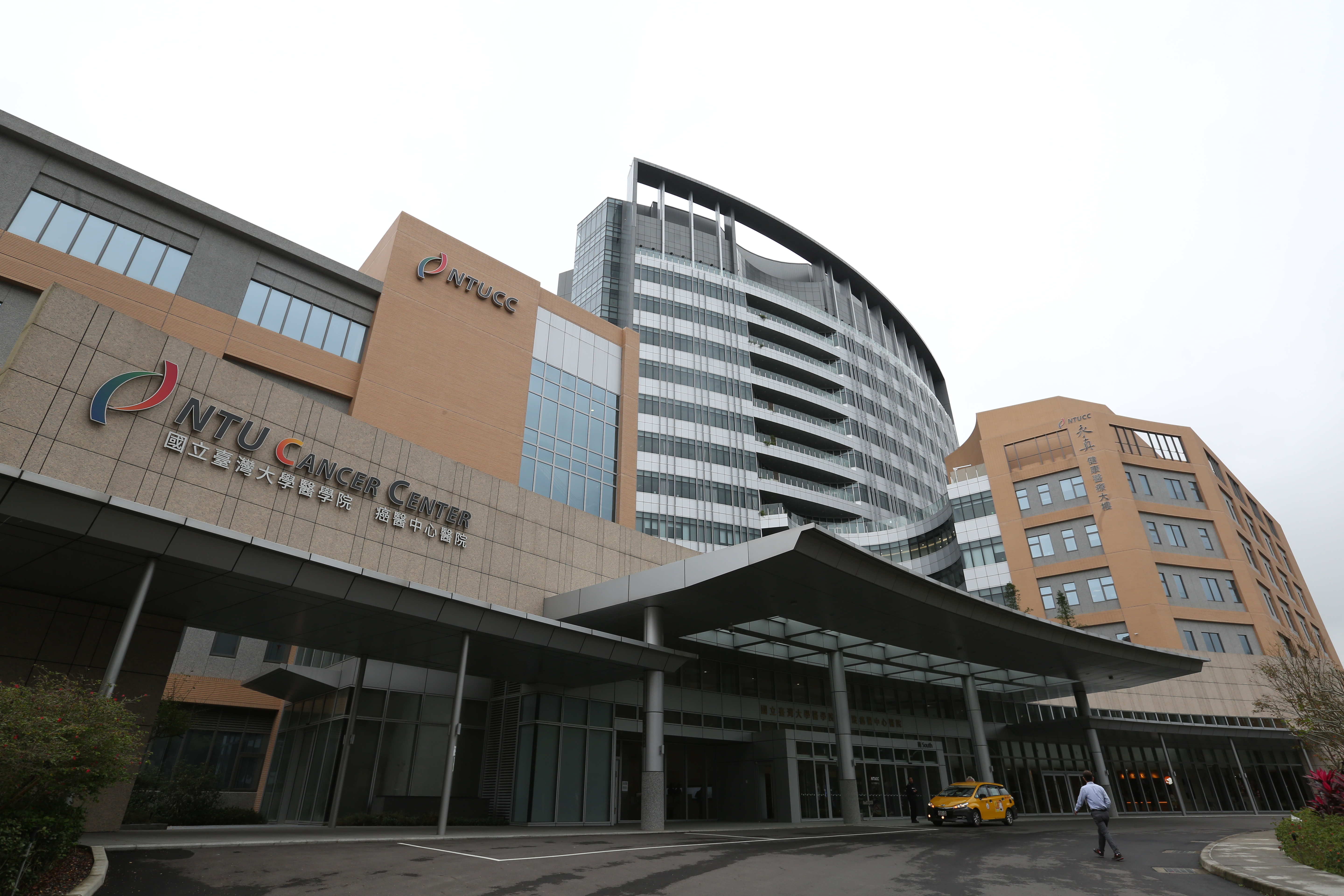 原先隸屬台大醫學院位階的台大癌醫，將改變成隸屬台大醫院，透過最賺錢的台大醫院挹注資源給台大癌醫。