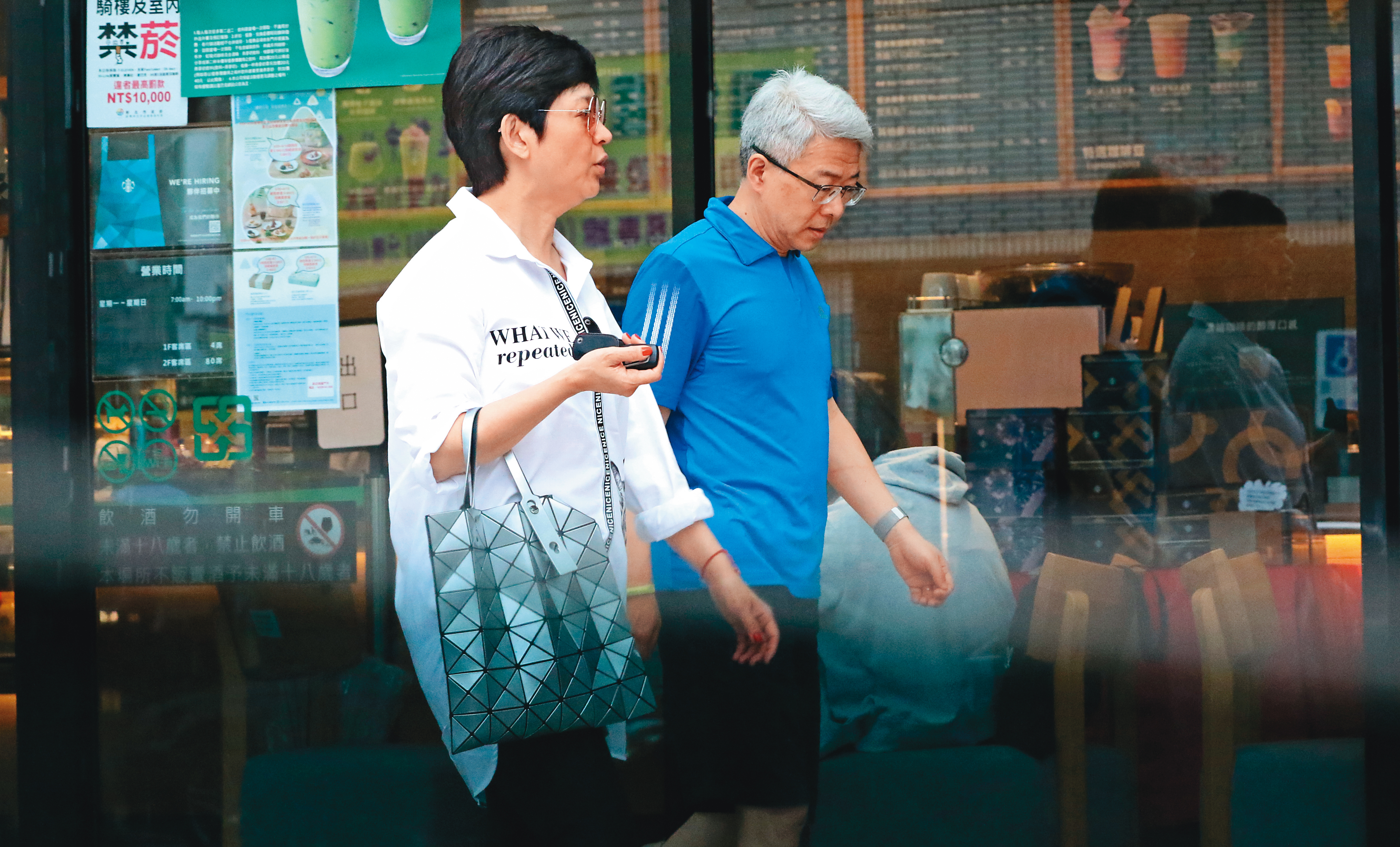 5月22日16：09，買完咖啡之後，崔佩儀就跟老公回家；最近因為疫情關係，原本長期分隔兩地的兩人最近密集相處。