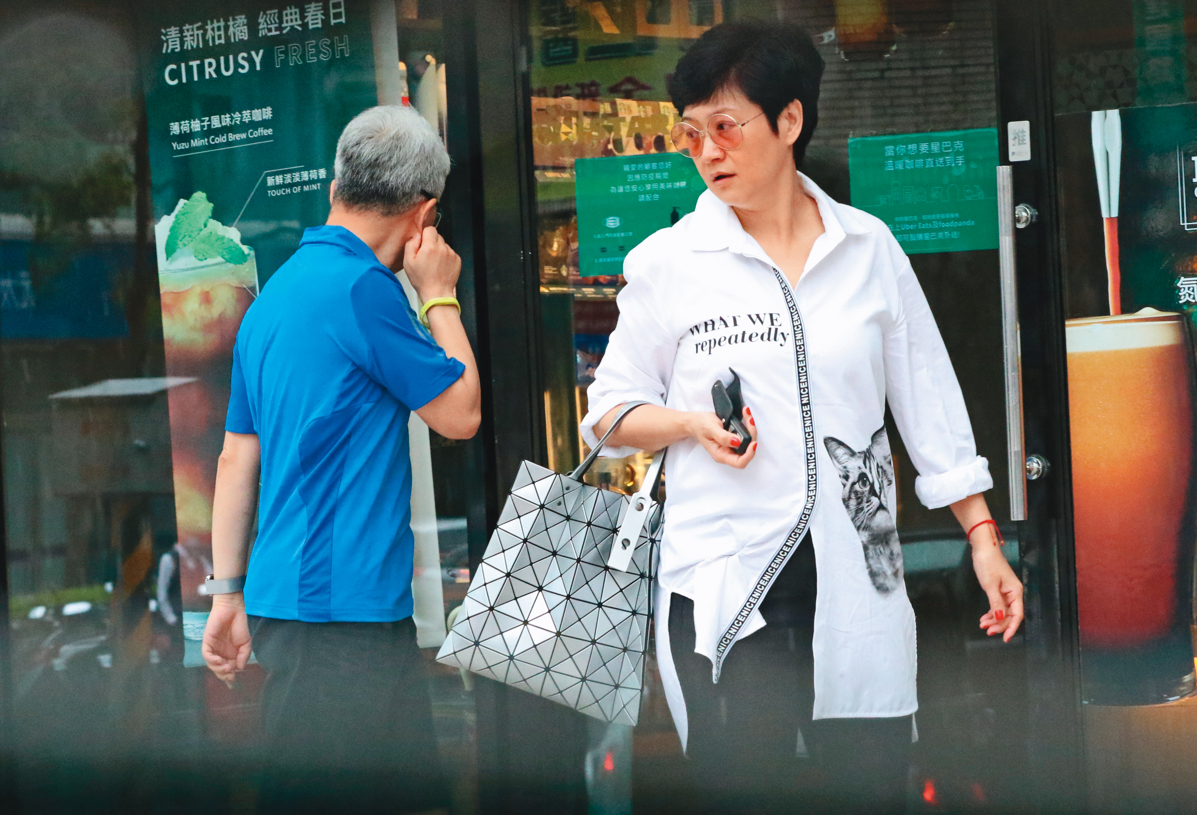 5月22日16：07，崔佩儀看似心情不佳，跟老公進行一個午後開車出門買咖啡的行程。