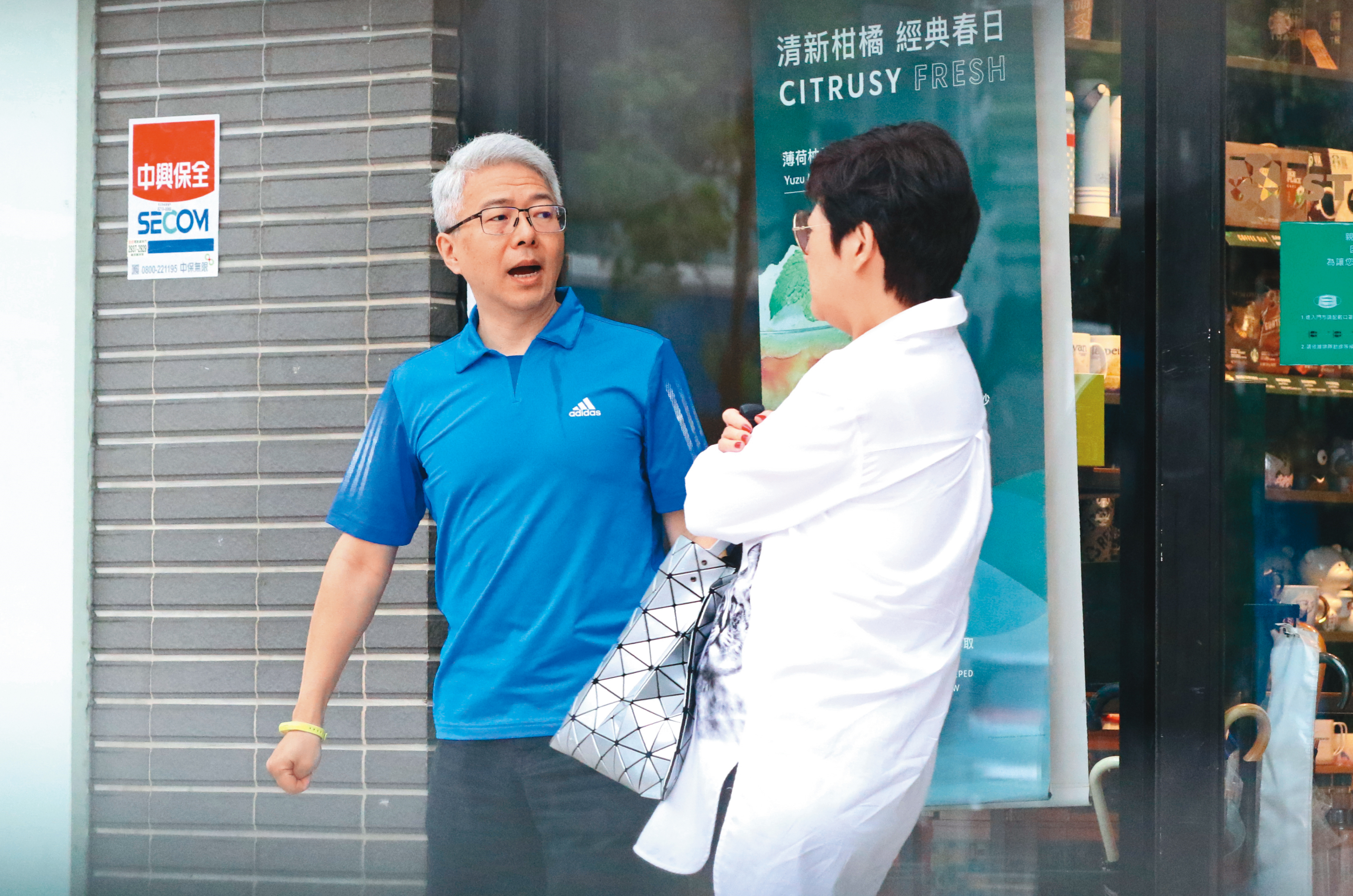 5/22 16：06，難得崔佩儀（右）跟老公山姆（左）出門，但是老夫老妻的互動看來平平。