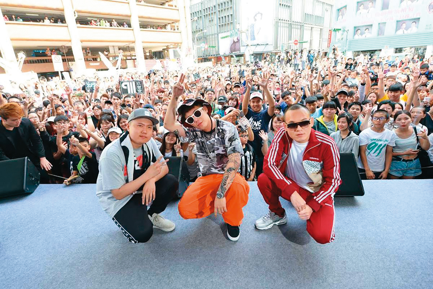 玖壹壹入圍2016年金曲獎的「最佳演唱組合」，玖壹壹特地舉辦慶功宴，有黑衣人士維持秩序。（翻攝自玖壹壹微博）
