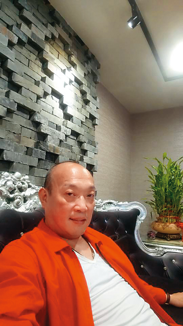 郭桂彬2012年在三溫暖與日籍客人起口角，他被控找來黑衣人打對方。（翻攝自郭桂彬臉書）