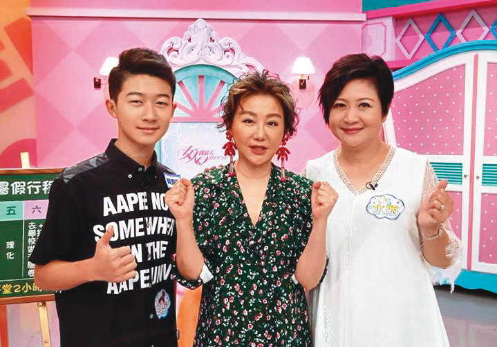 貝克宇（左）身為星二代，常跟著崔佩儀（右）上遍大小節目，為自己爭取不少上鏡機會。中為藍心湄。（翻攝自崔佩儀臉書）