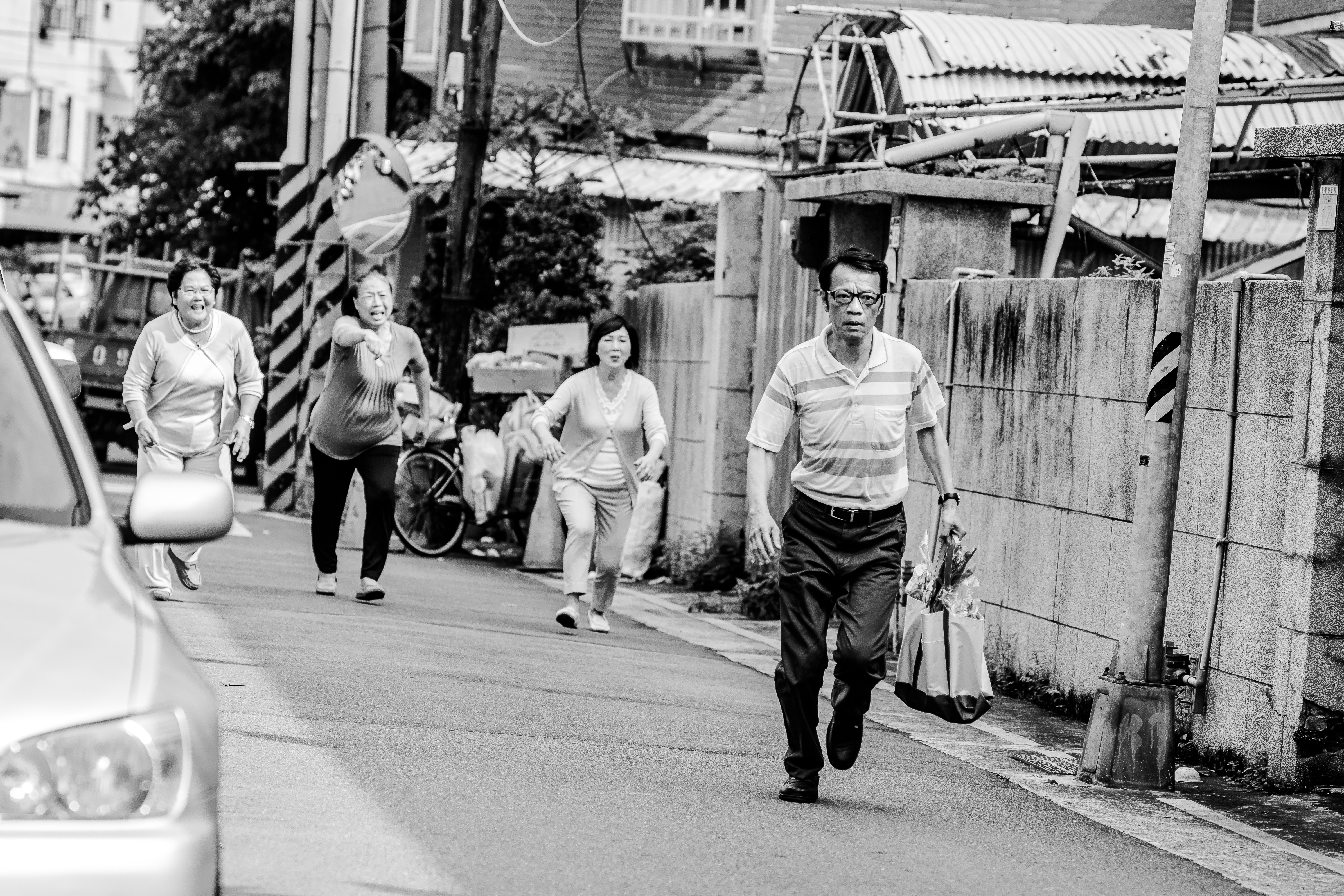 吳朋奉在《前世情人的情人》飾演退休國文老師，演繹跨世代親子關係與同婚議題的碰撞。（公視提供）
