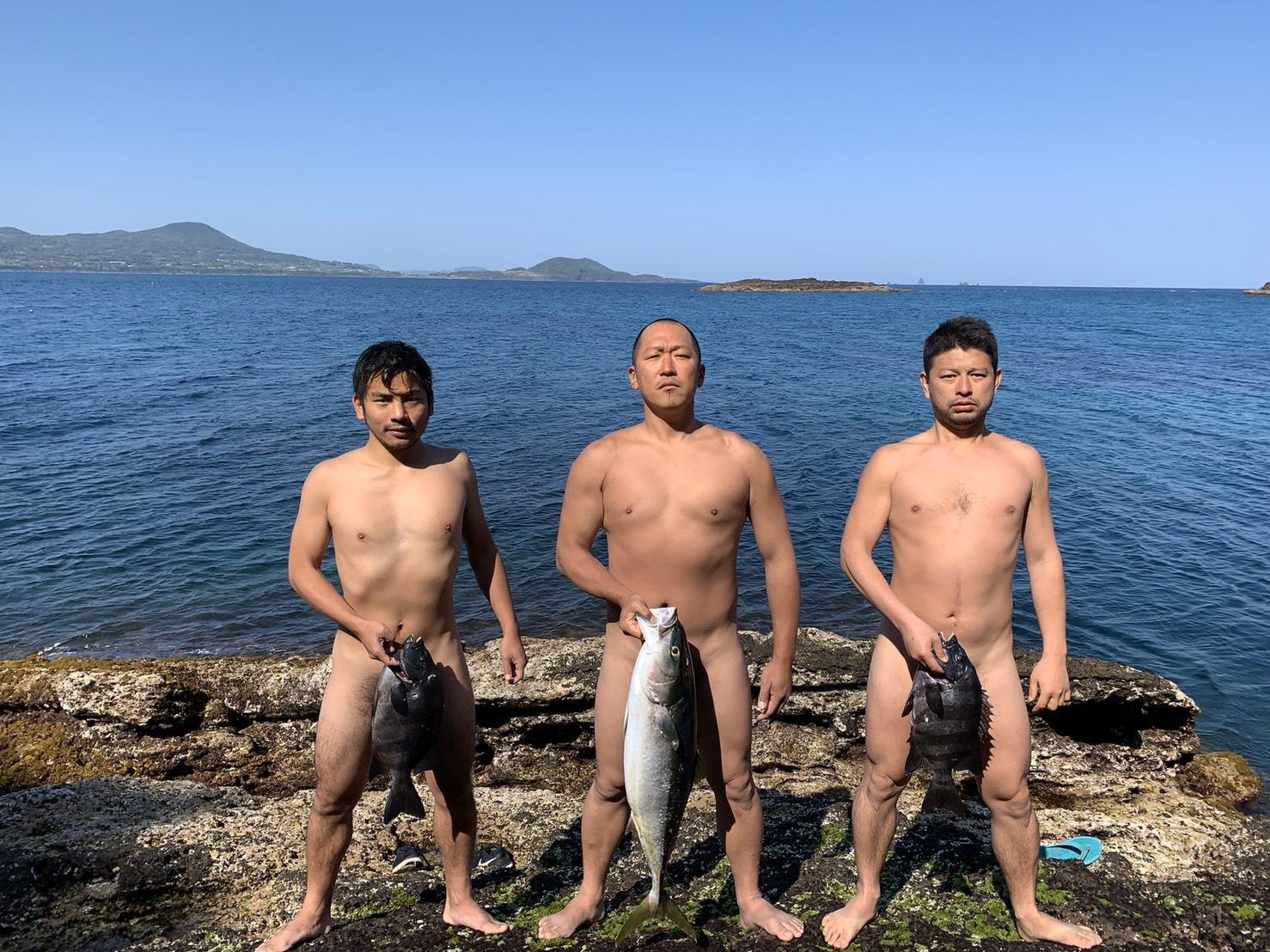 島上生活一切自給自足,他們每天捕魚、撿貝殼、生火、料裡。(翻攝自@ken_osak推特)