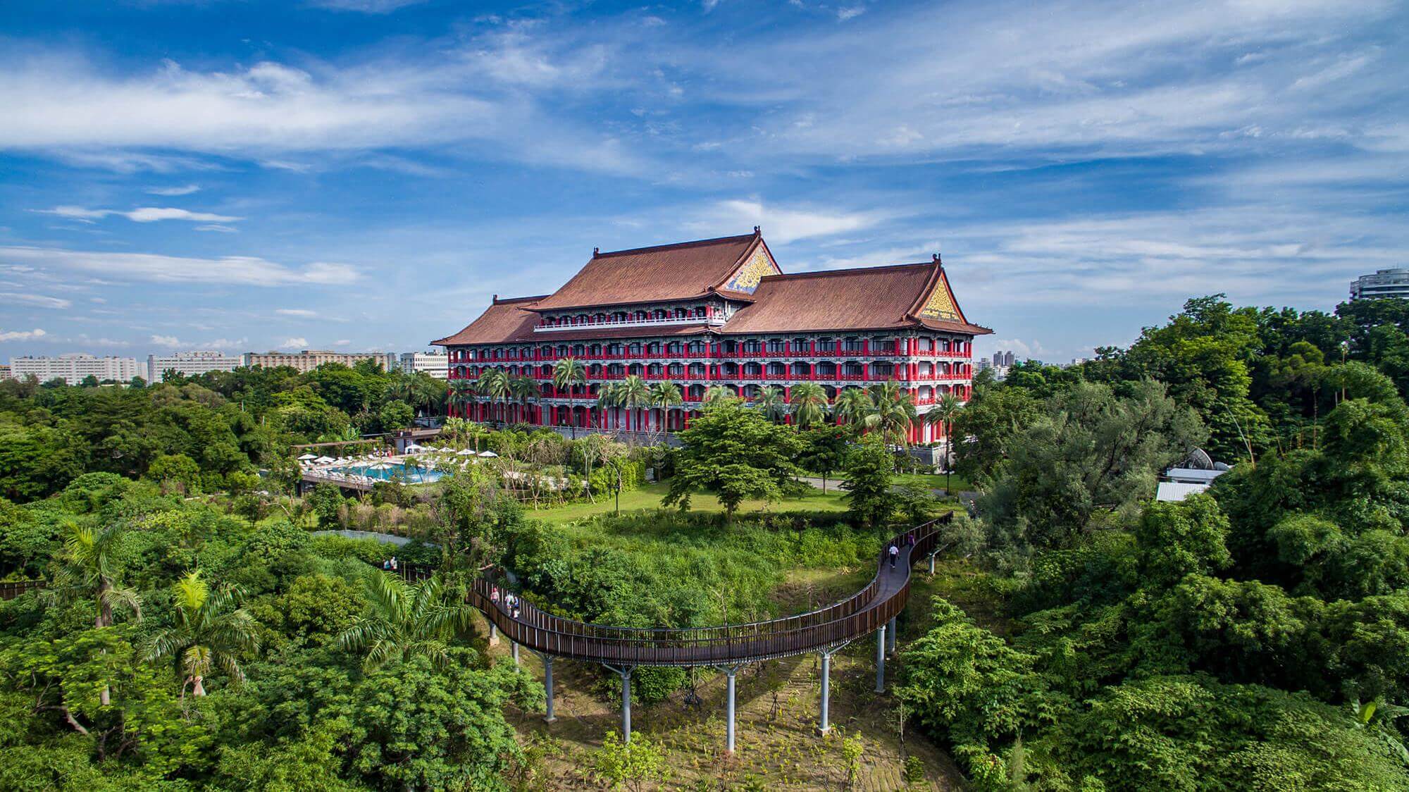 6月於高雄圓山消費滿3,000元，再加價999元即可換購雙人客房住宿券1張。（圓山大飯店提供）