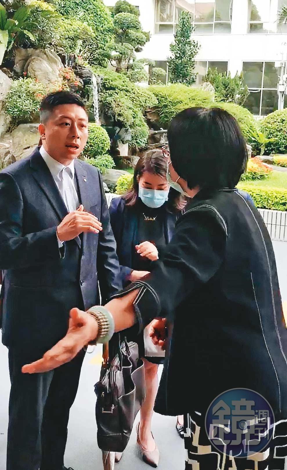 老三張國政的連襟謝國獻(左)因涉黑道介入長榮案遭列被告,日前要求對長榮國際查帳。(讀者提供)