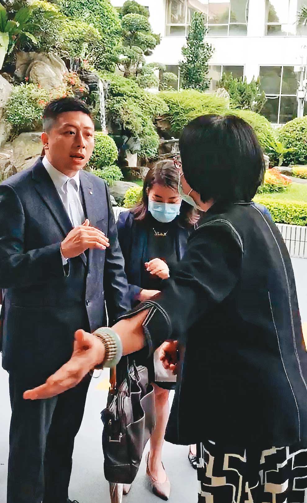 老三張國政的連襟謝國獻(左)因涉黑道介入長榮案遭列被告,日前要求對長榮國際查帳。(讀者提供)