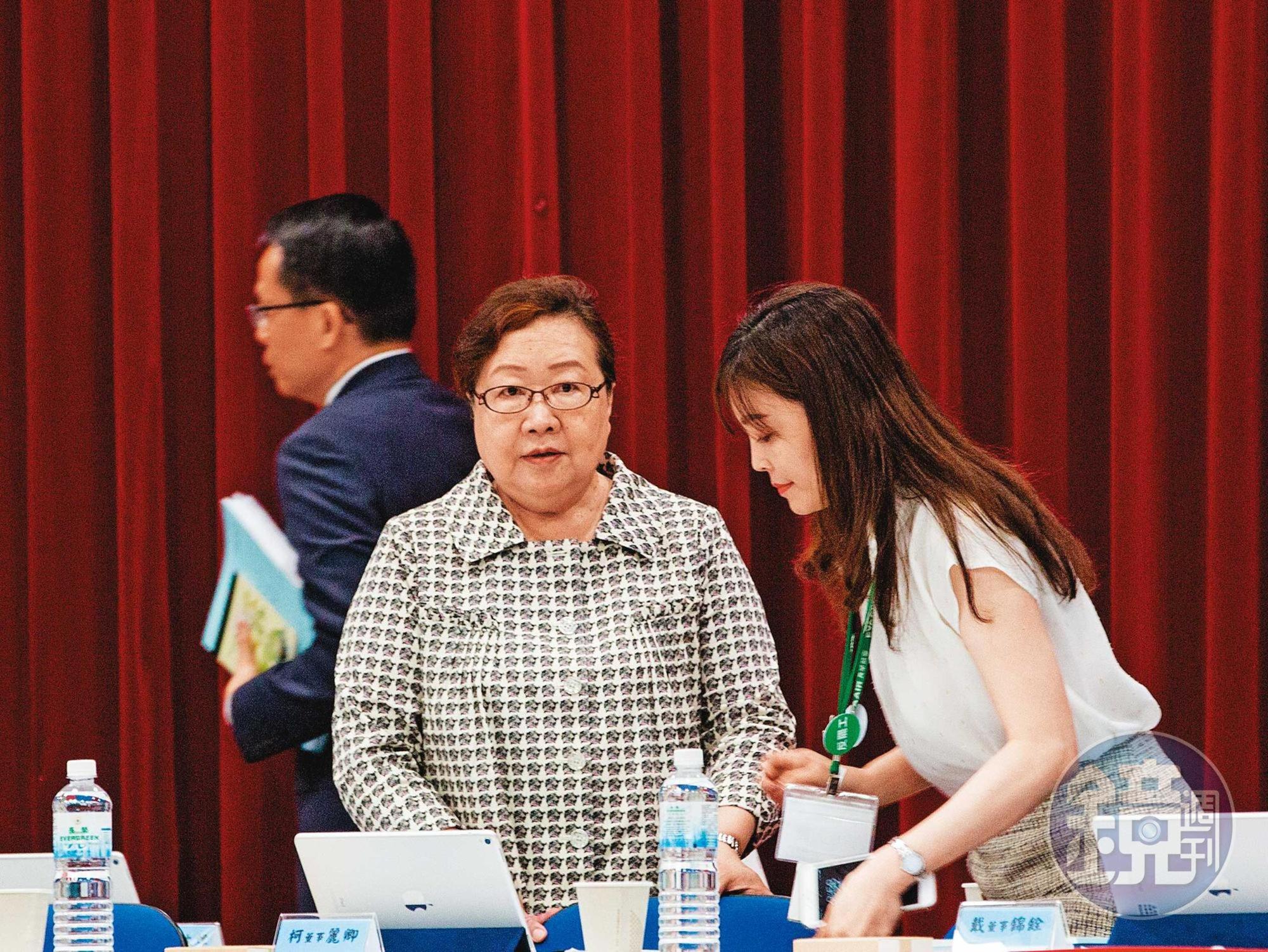長榮國際董事長柯麗卿(中)在經營權爭奪戰中,曾遭黑道製造假車禍攻擊。