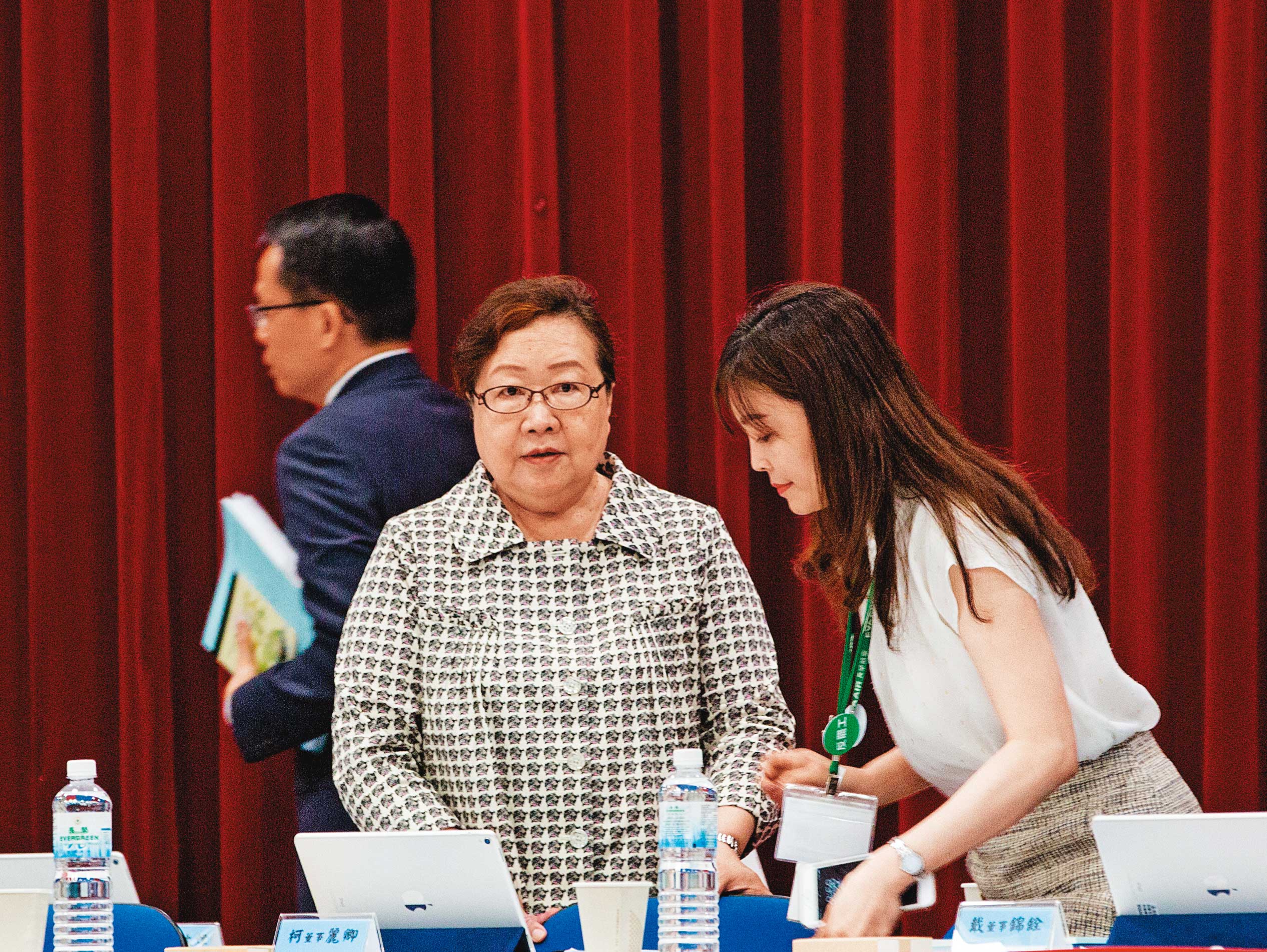 長榮國際董事長柯麗卿（中）在經營權爭奪戰中，曾遭黑道製造假車禍攻擊。 