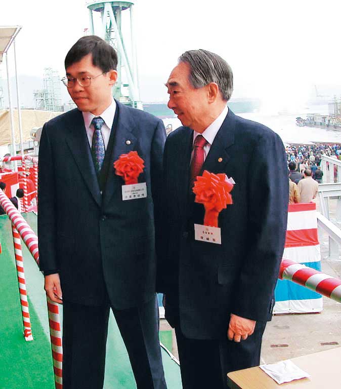 張榮發（右）過世後，大房三兄弟發動奇襲，將二房獨子張國煒（左）踢出長榮決策圈，如今大房三手足也鬩牆。（聯合知識庫）