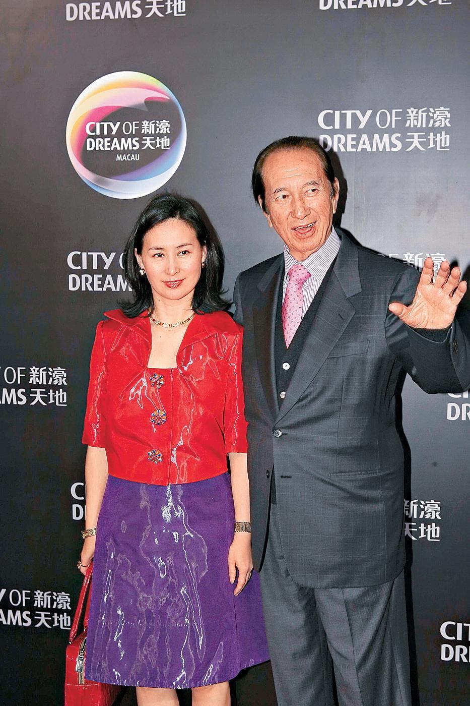 何鴻燊的商業王國交棒給二房長女何超瓊打理，她深得父親真傳，自己也有「賭后」之稱。（東方IC）