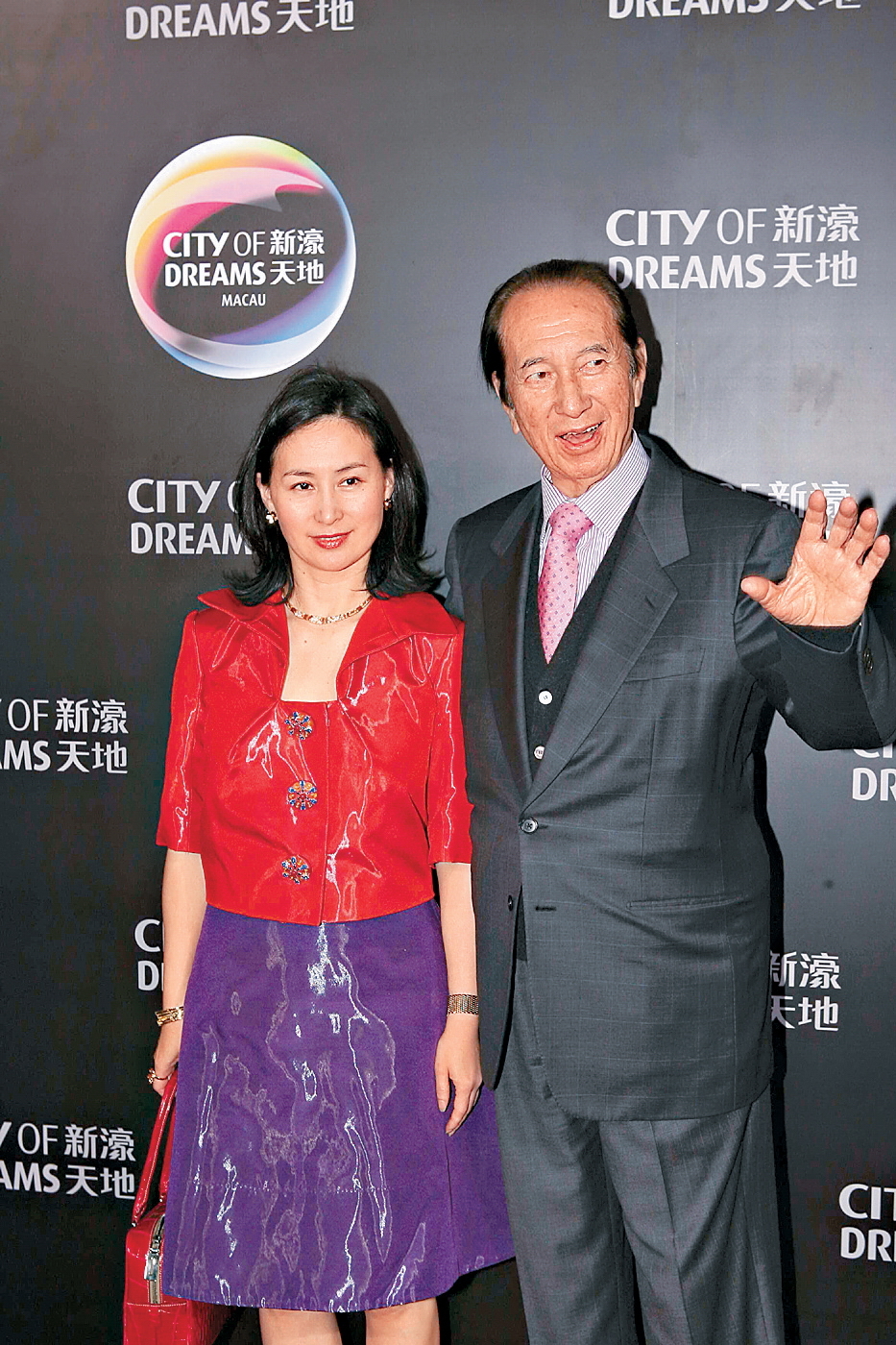 何鴻燊的商業王國交棒給二房長女何超瓊打理，她深得父親真傳，自己也有「賭后」之稱。（東方IC）