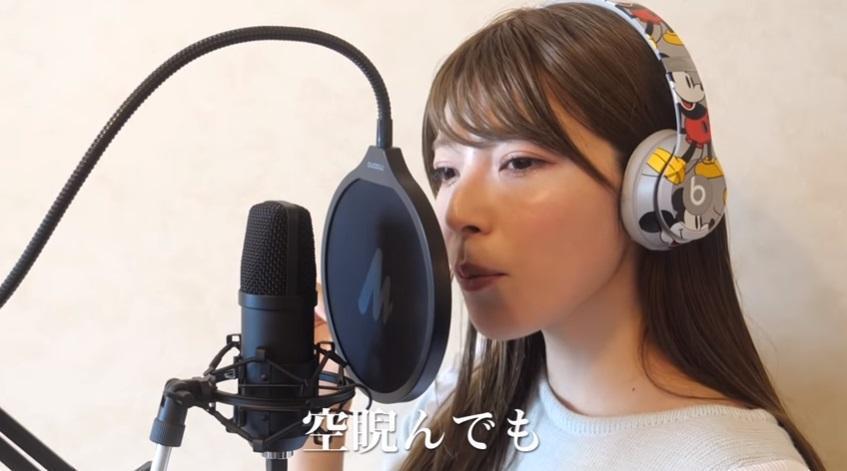 日本前AV女優上原亞衣翻唱動畫《鬼滅之刃》片頭曲〈紅蓮華〉。(翻攝上原亞衣YouTube頻道)