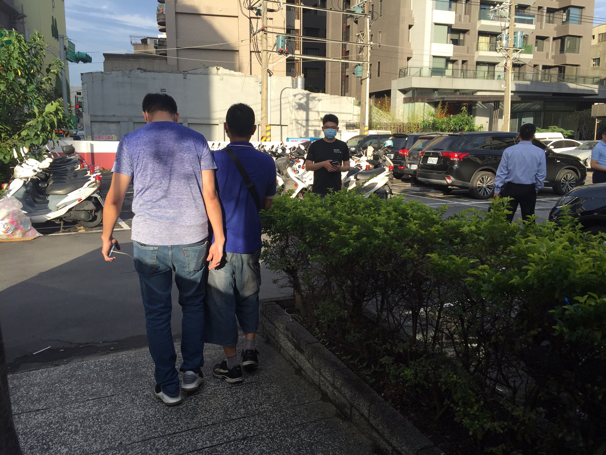 李姓軍人父親與部隊長官討論兒子的狀況。