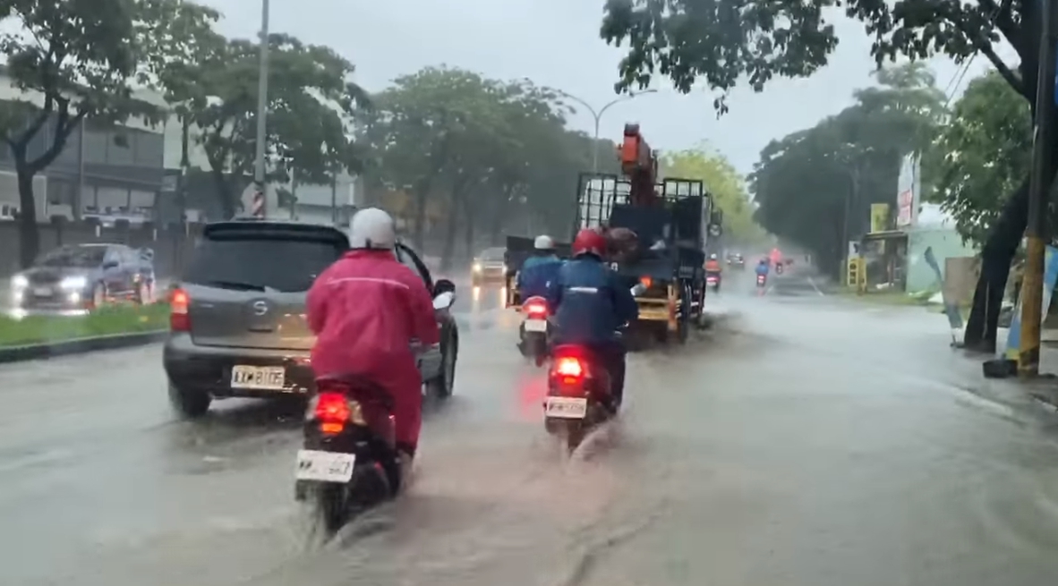 邱俊憲po出鳥松區神農路近瓦厝街口道路積水情況,民眾在雨中慢速度小心駕駛。(翻攝自邱俊憲臉書)