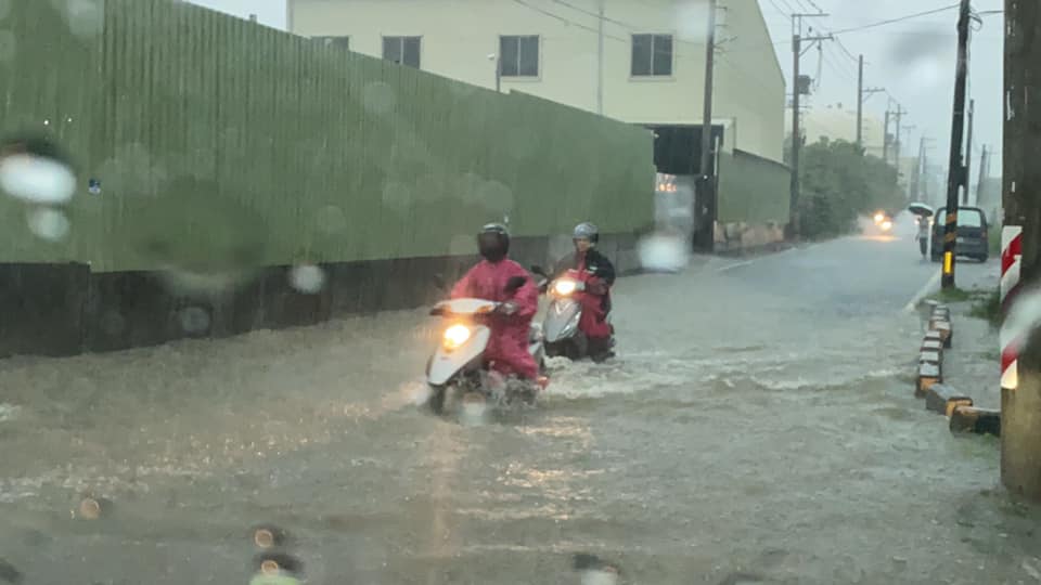 積水深達半個輪胎,駕駛在雨中冒險涉水前進。(翻攝自邱俊憲臉書)