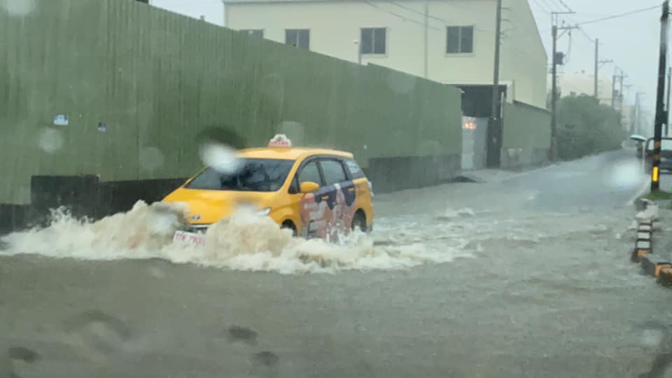 市議員邱俊憲在臉書po出鳥松、大樹區一帶路面積水情況，提醒大家外出當心。（翻攝自邱俊憲臉書）