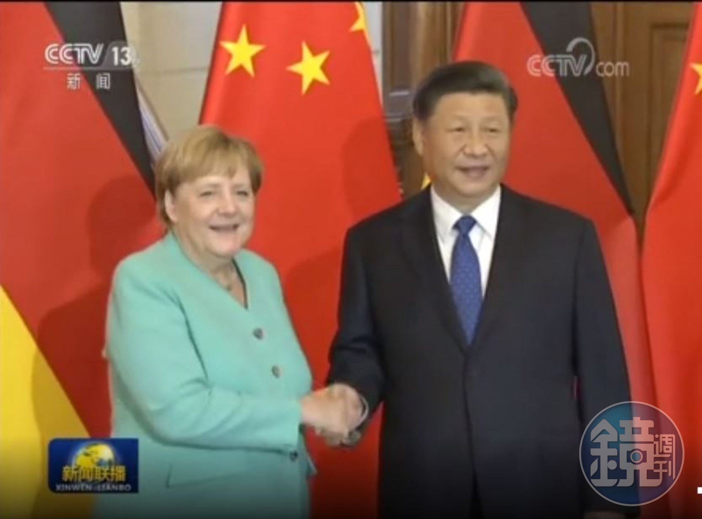 歐盟首席外交代表博雷利表示，這場疫情是「加快歷史演變的加速器」，歐洲在美中之間選邊站的壓力大增。圖為去年德國總理梅克爾在北京會晤習近平。（翻攝新華網）