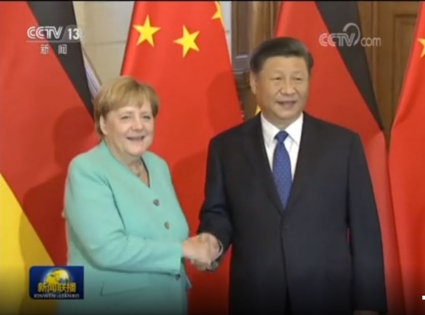 歐盟首席外交代表博雷利表示，這場疫情是「加快歷史演變的加速器」，歐洲在美中之間選邊站的壓力大增。圖為去年德國總理梅克爾在北京會晤習近平。（翻攝新華網）