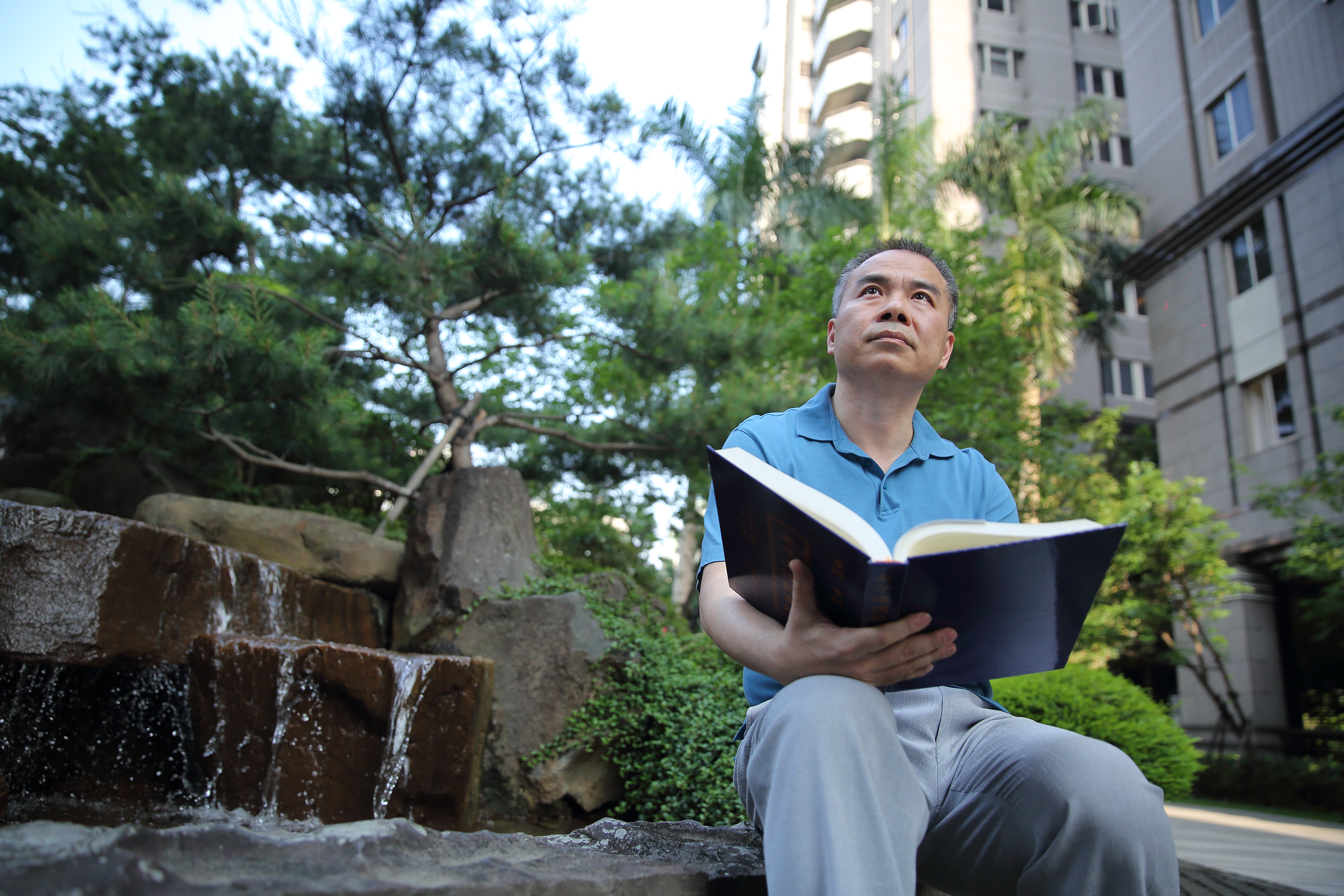 昔日的「期貨天王」張松允，如今放慢腳步轉做長線投資，閒暇時光喜歡寄情自然、閱讀經書放鬆。