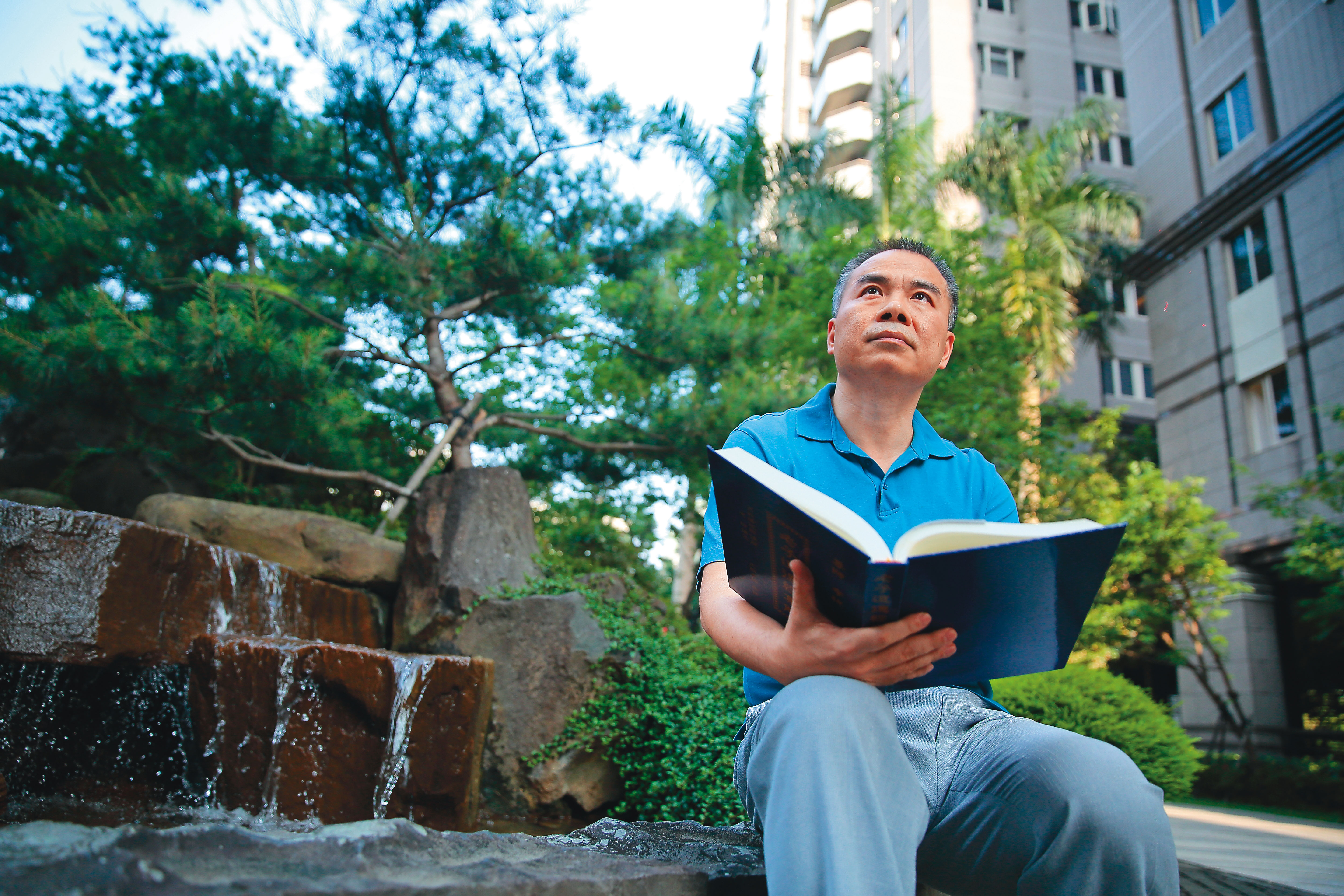 「期貨天王」張松允不操作期貨了，如今他轉做長線投資，放慢腳步接觸自然、閱讀經書。