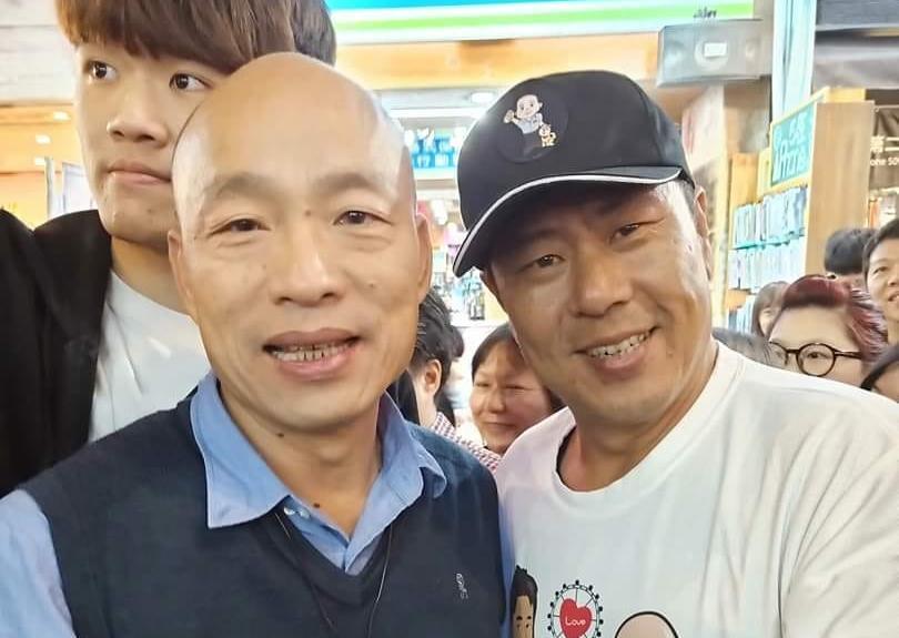 杏仁哥(右)痛批民進黨用政治手段追殺韓國瑜(左),「要知道霸凌韓市長,就是在霸凌89萬的高雄市民。」(翻攝自杏仁哥臉書)