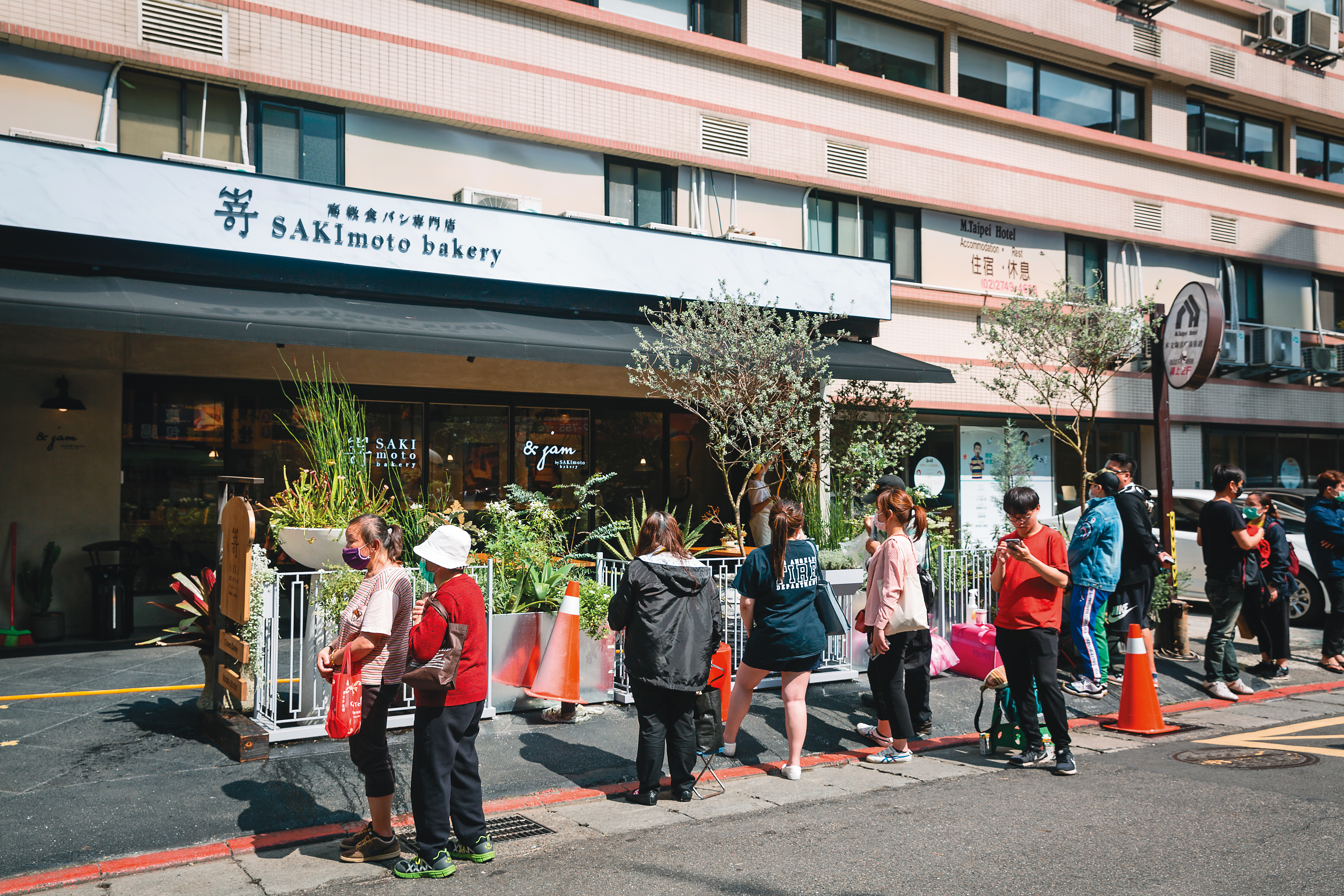 生吐司1人限購3條，每日限量，常有消費者凌晨4點就來排隊。