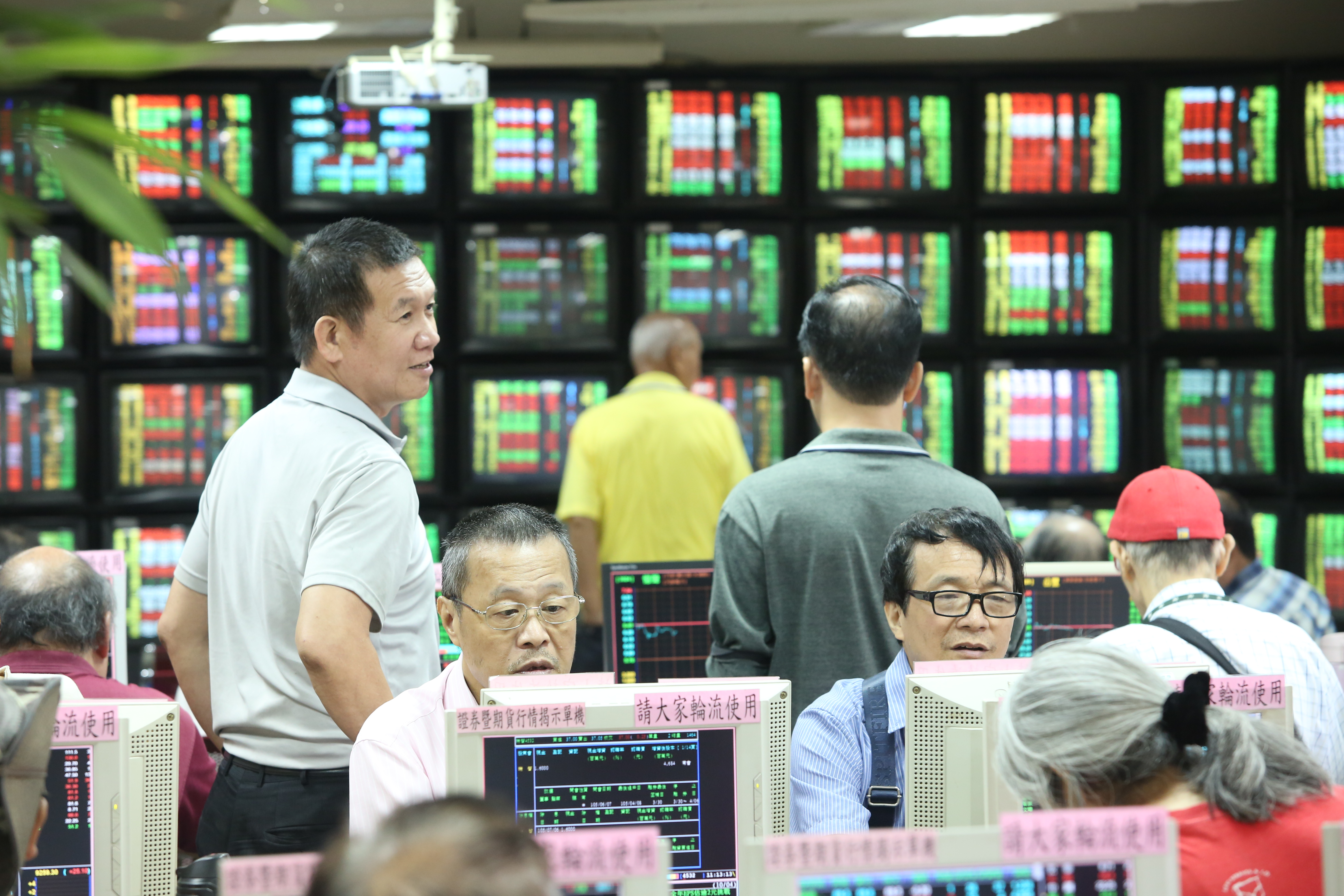 從當兵時開始接觸股市，來自彰化的莊稼人張松允沒被股市改變個性與生活習性，卻靠股市改變了人生。