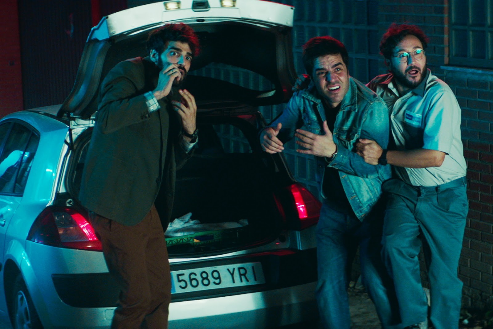 大衛貝爾塔格(左起)、埃內斯托塞維利亞、卡洛斯桑托斯在《放飛大丈夫》恥度全開搞笑,各種誇張行徑令人發噱。(采昌提供)