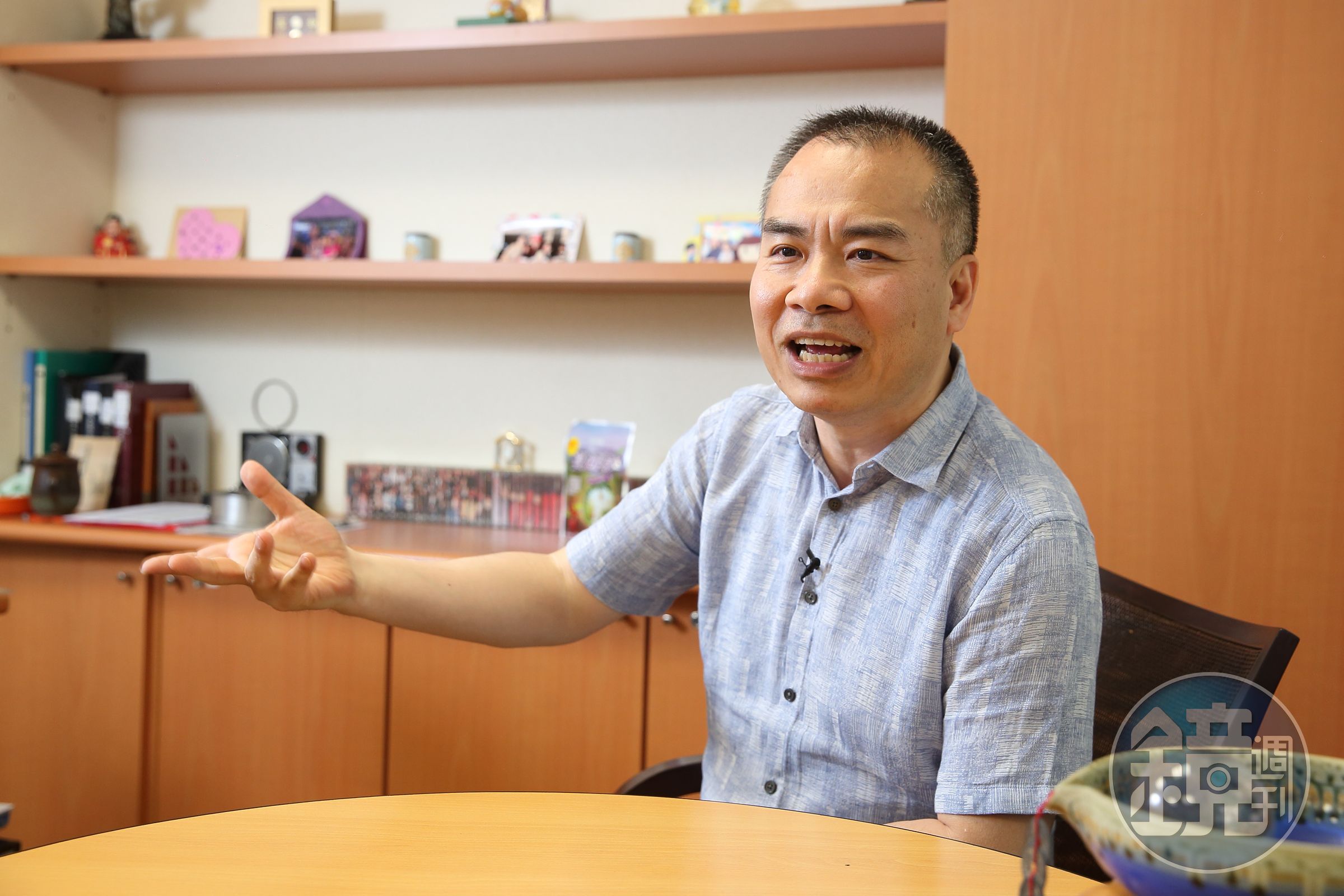 張松允轉做長期投資後，已不須每天盯盤，但他仍保持每天進辦公室追蹤市場動態的習慣。