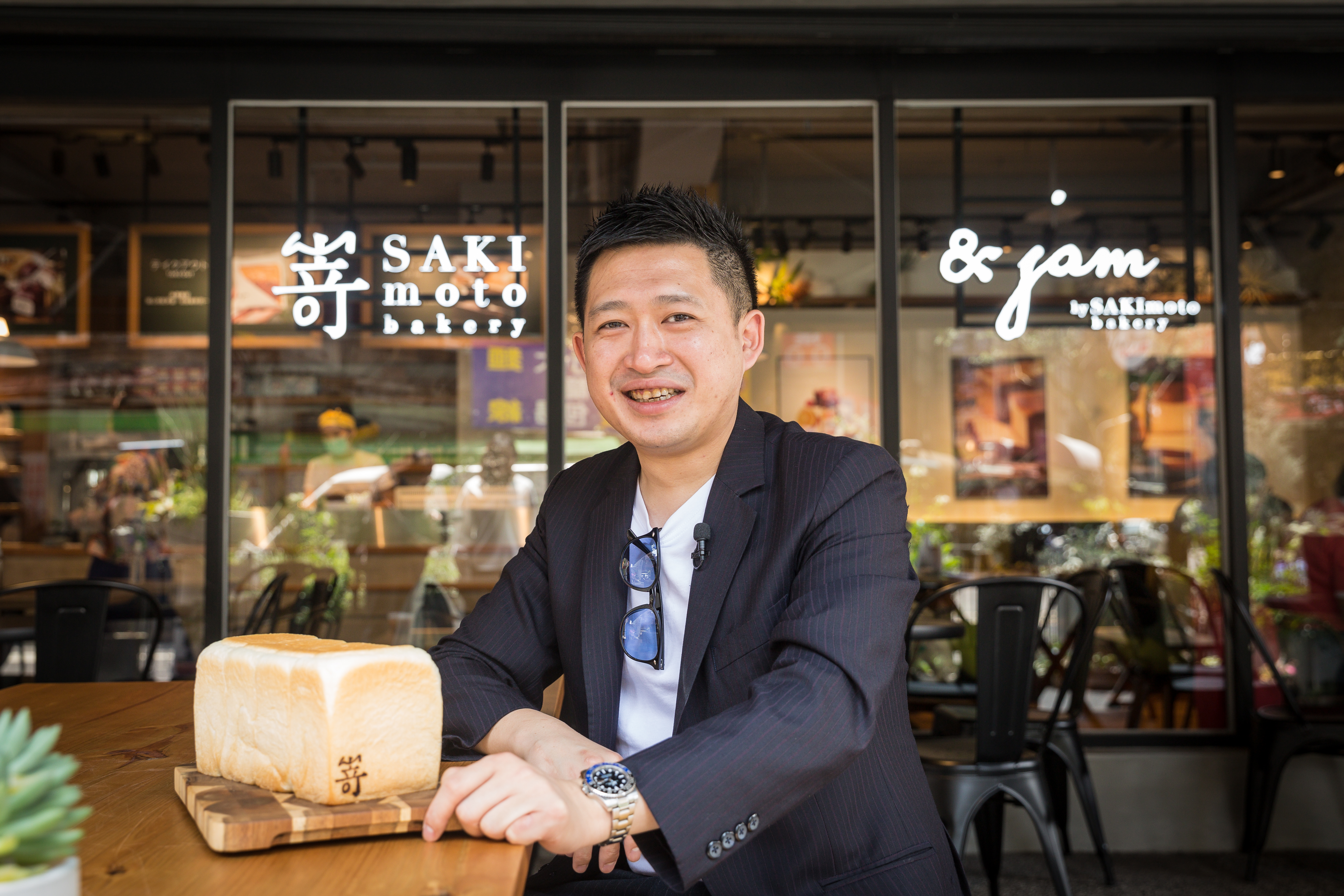 年僅33歲的曾柏憲投資多家知名餐廳，開幕1個多月的嵜本SAKImoto Bakery，更是近期話題正夯的排隊名店。