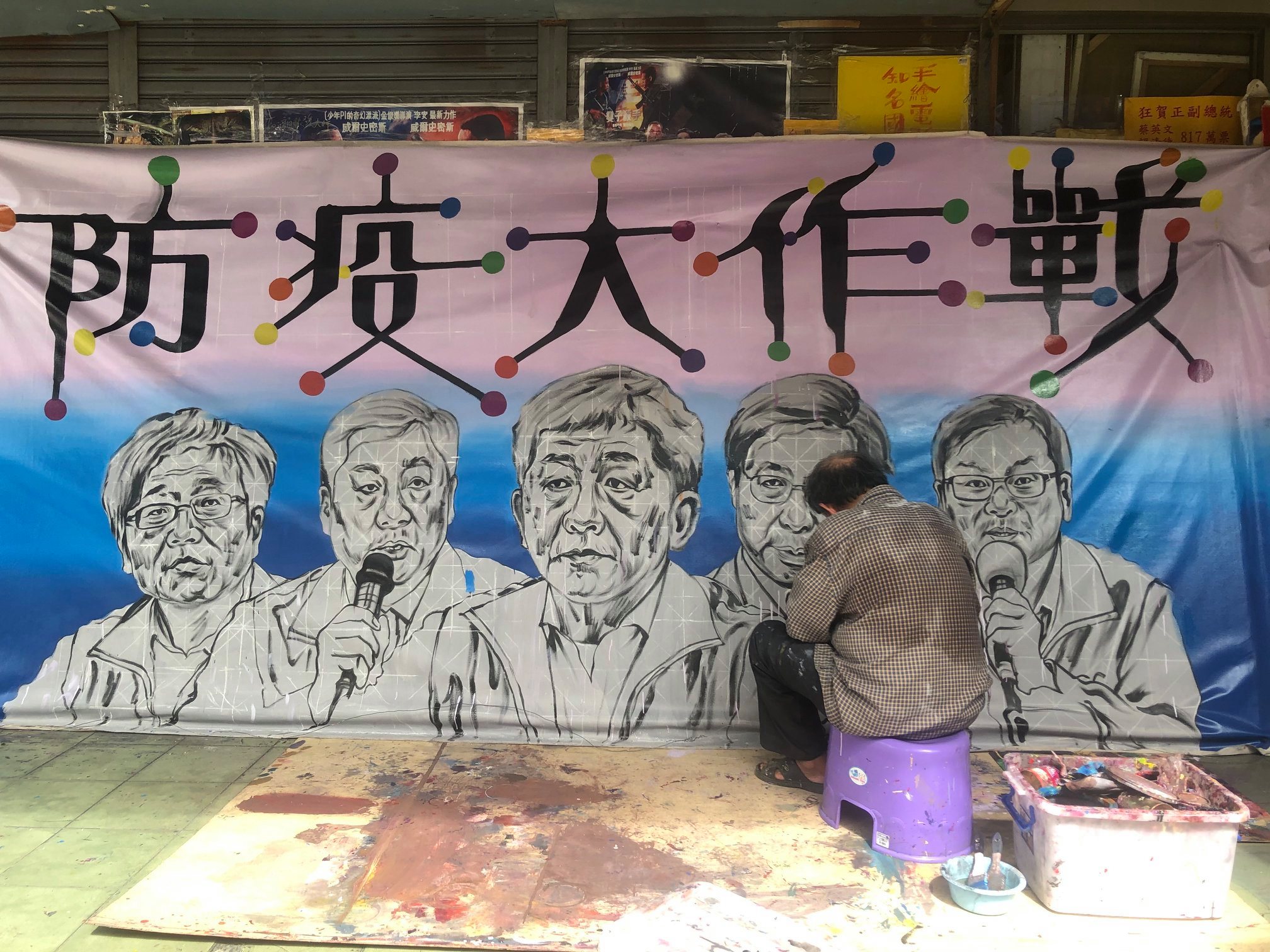 國寶級電影看板手繪大師顏振發繪製「防疫五月天」的看板。（翻攝自今日全美戲院臉書）