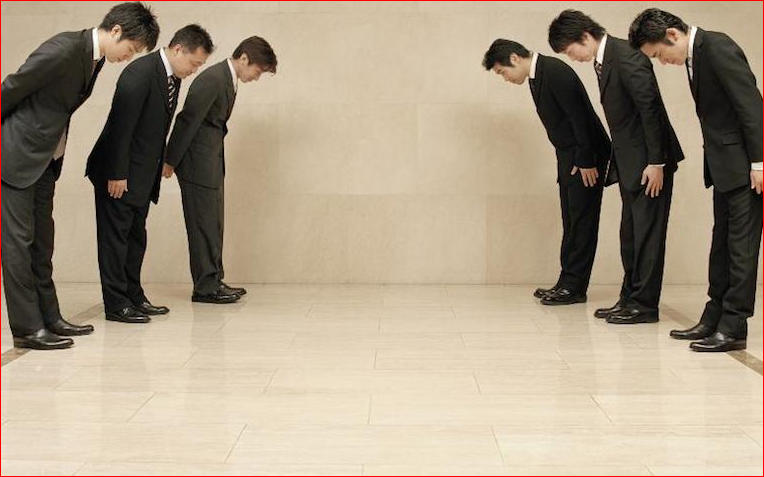 鞠躬行禮和保持社交距離，原本就是日本禮俗一部分。（翻攝自twitter）