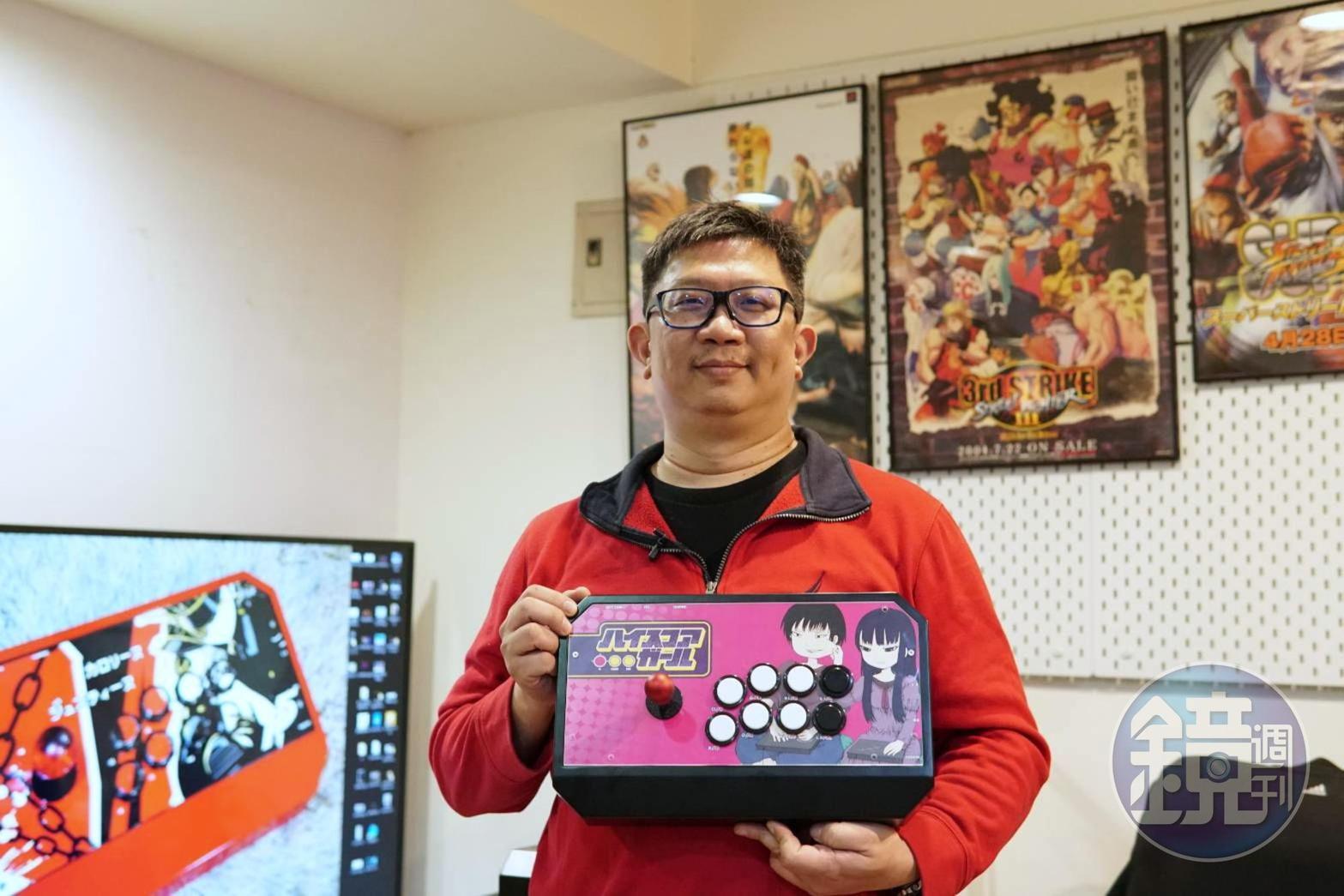 「公館快打」黃仲農是台灣手工製作電玩搖桿的達人,10年來已做了上千支搖桿。
