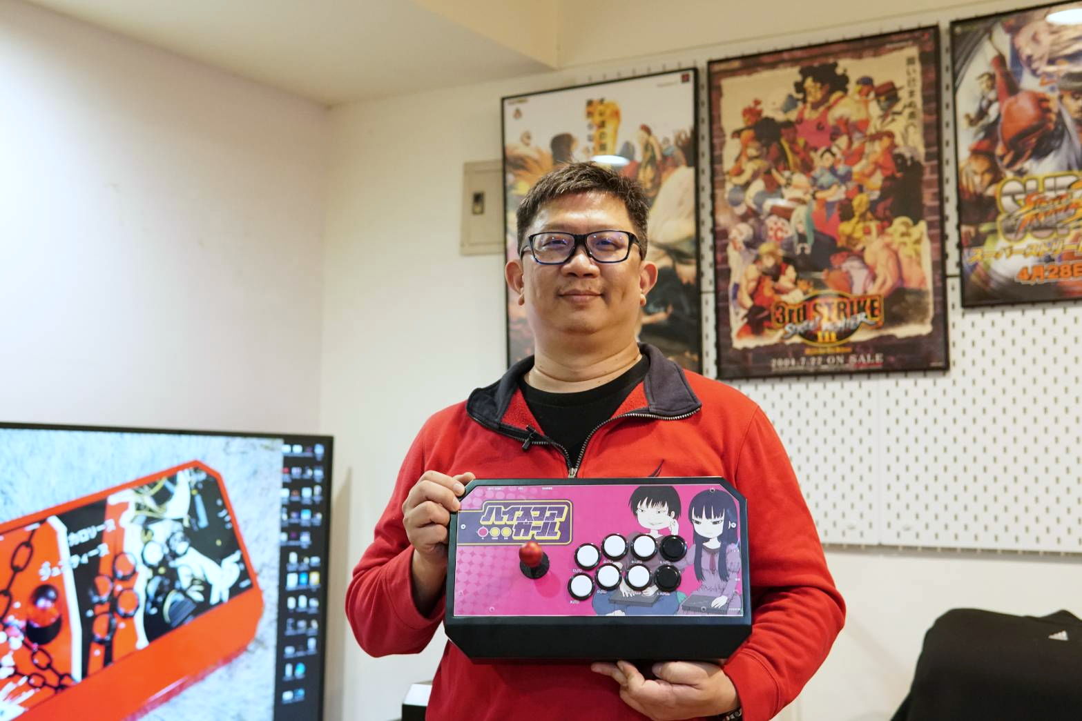 「公館快打」黃仲農是台灣手工製作電玩搖桿的達人，10年來已做了上千支搖桿。