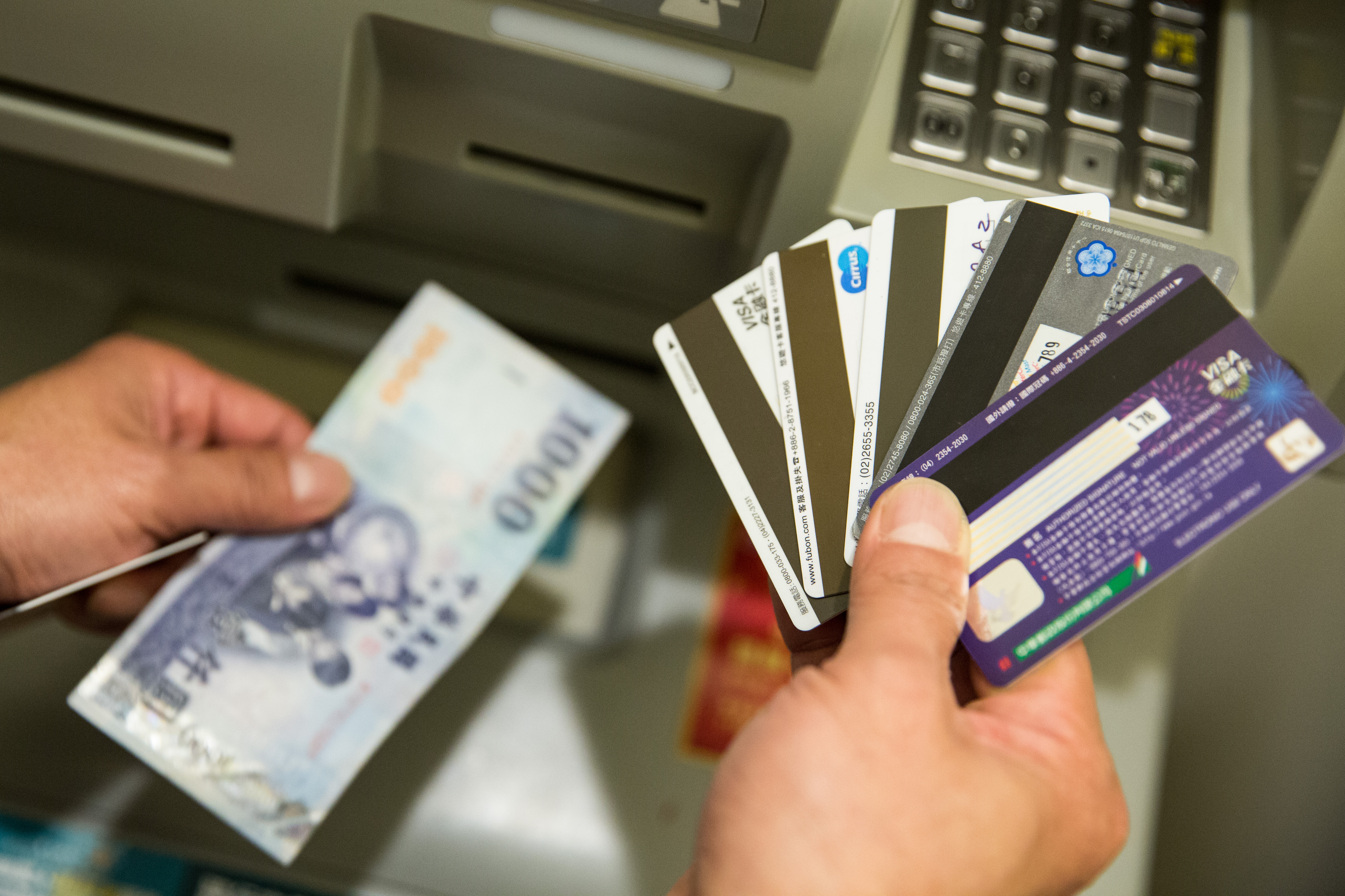 原PO的表姊要求外借帳戶，且存摺、印章都得歸她保管。示意圖。