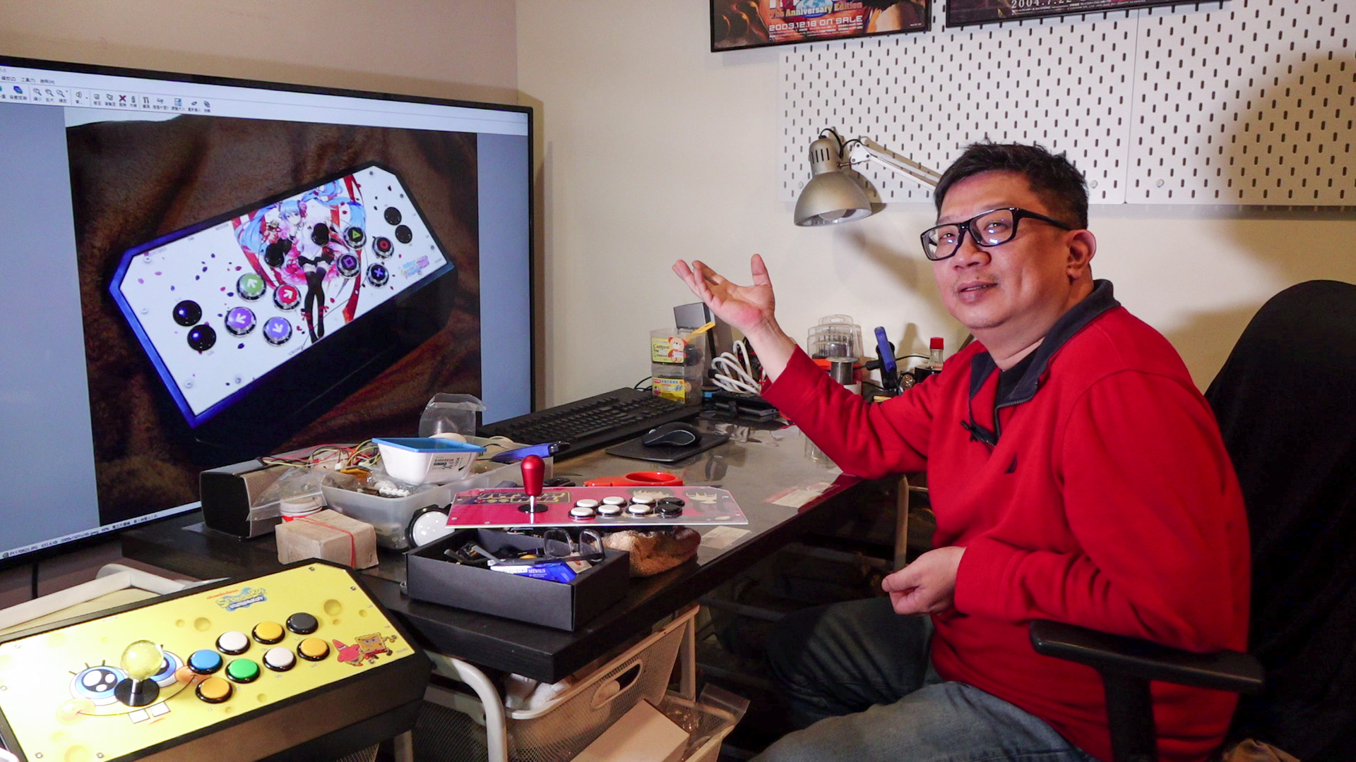 黃仲農是台大獸醫系畢業，曾當了半年獸醫，後來轉行當了17年的電子公司上班族，現在全心投入搖桿製作。