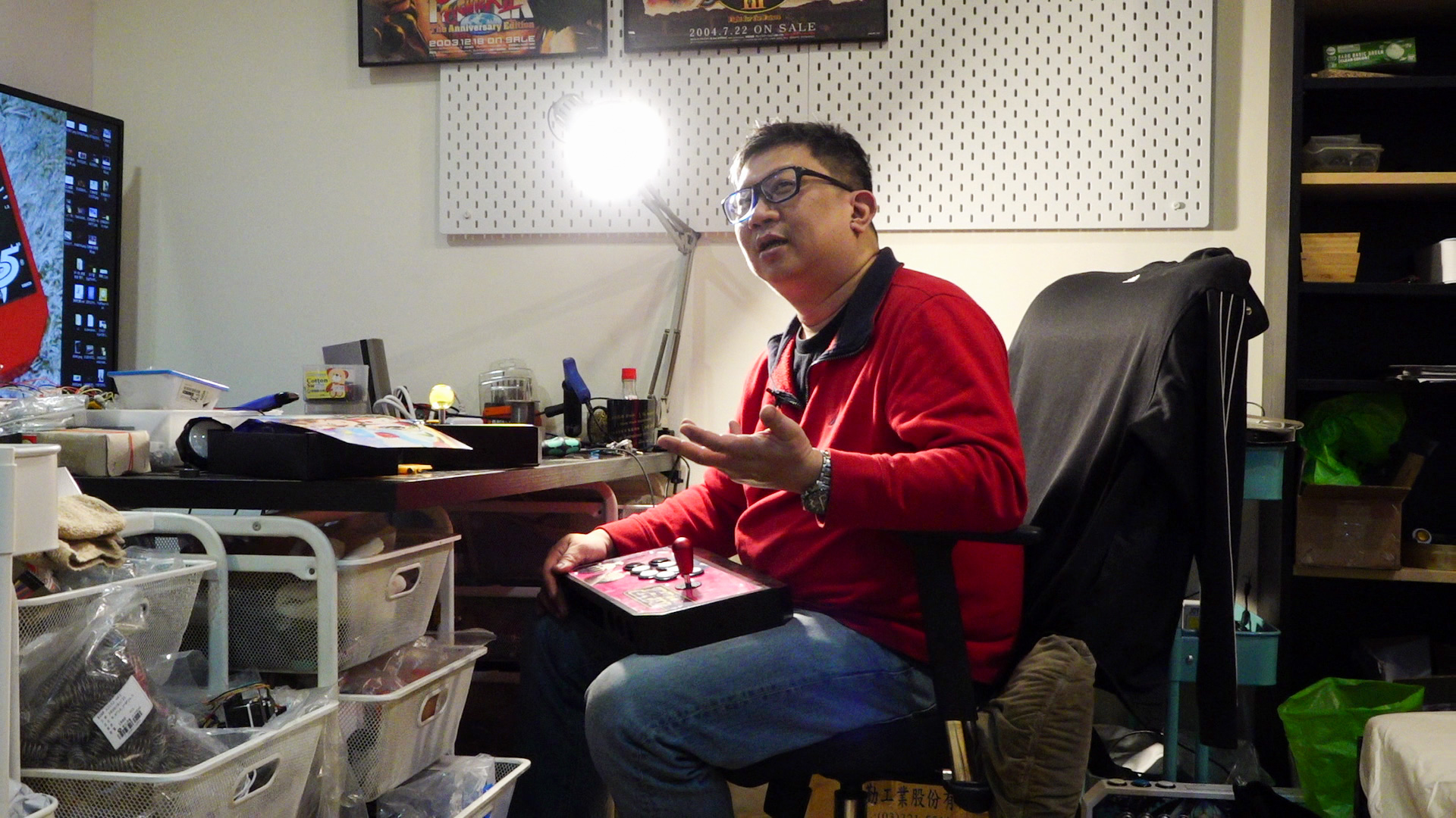 「公館快打」黃仲農是台灣手工製作電玩搖桿的達人，10年來已做了上千支搖桿。