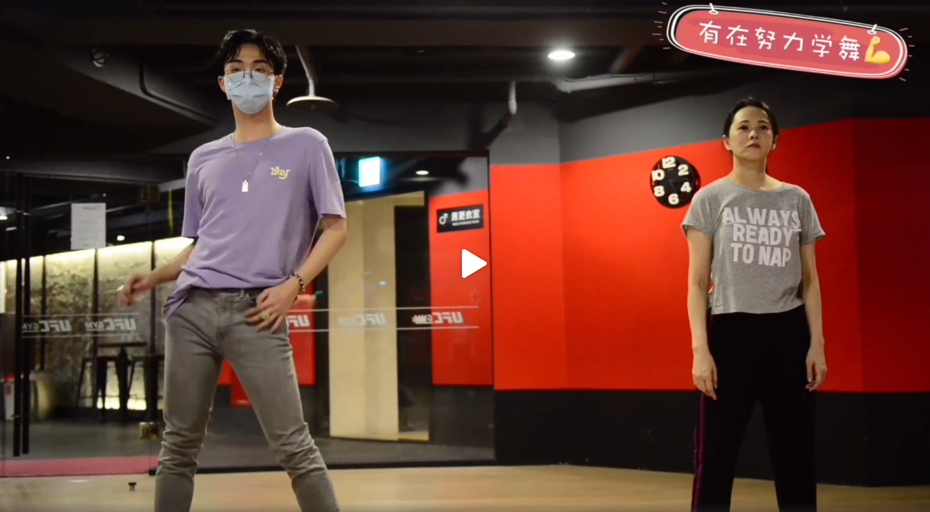 伊能靜與前夫哈林所生的18歲兒子小哈利，在伊能靜練舞的影片裡曝光。（翻攝自伊能靜微博）